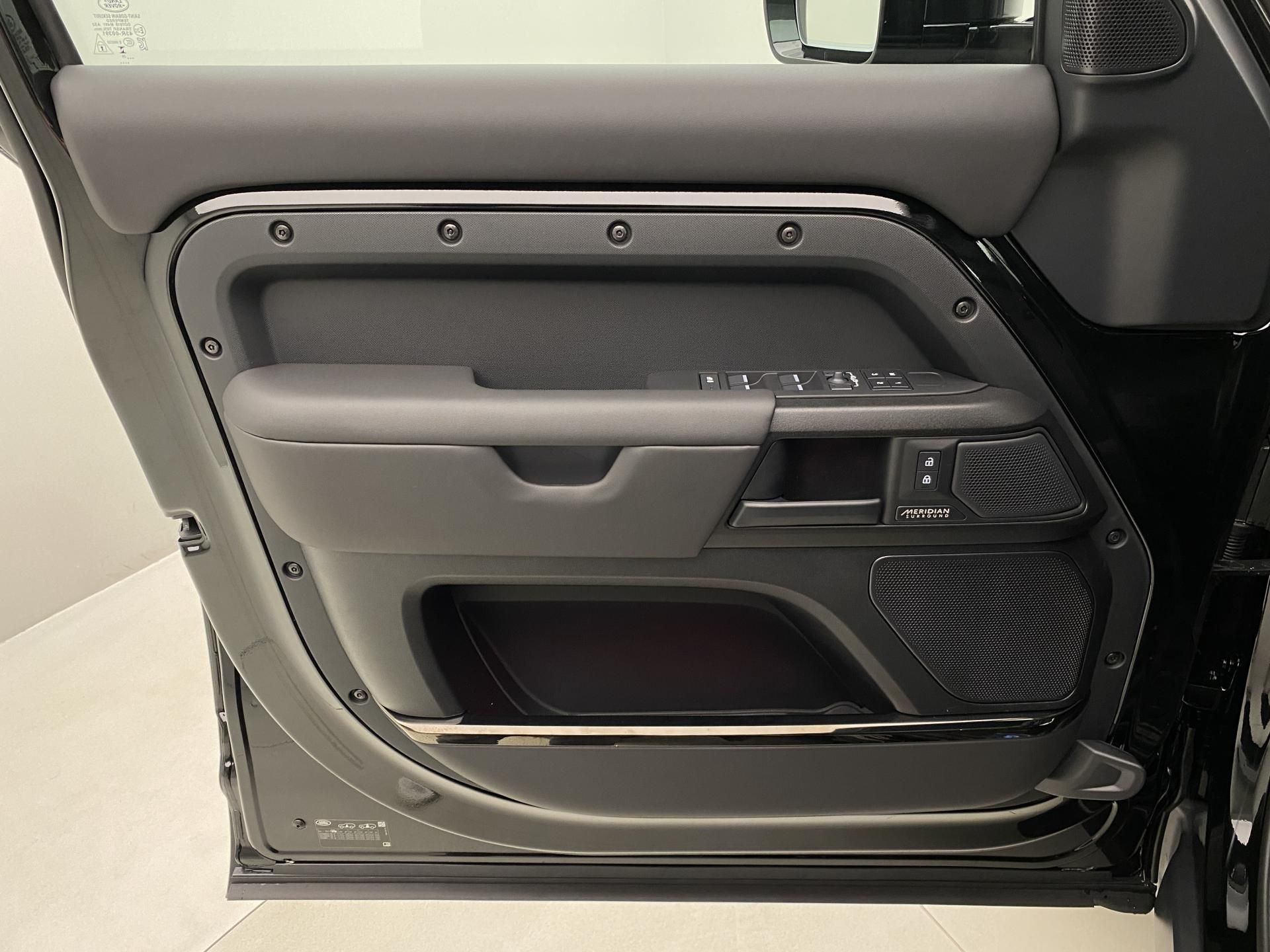 Land Rover Defender, OCTA BLACK AWD AUT - fotka 6