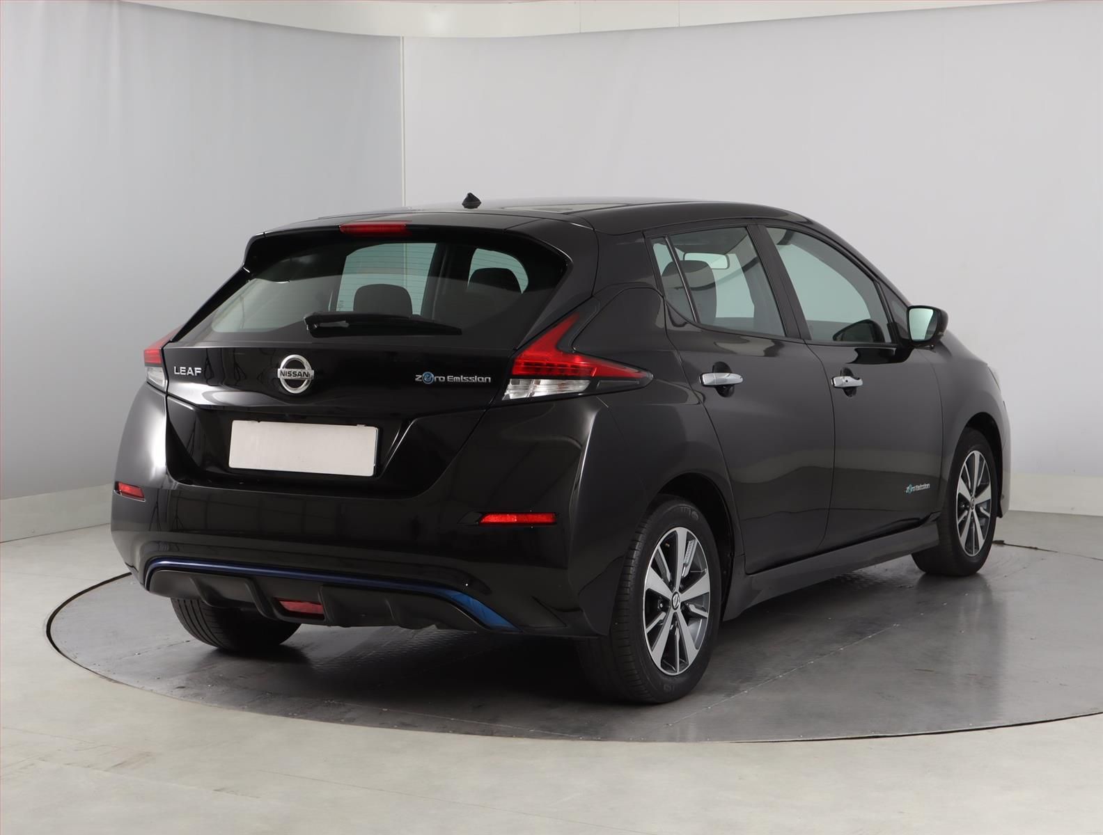 Nissan LEAF, 40 kWh, SoH 90%, Automat - fotka 5