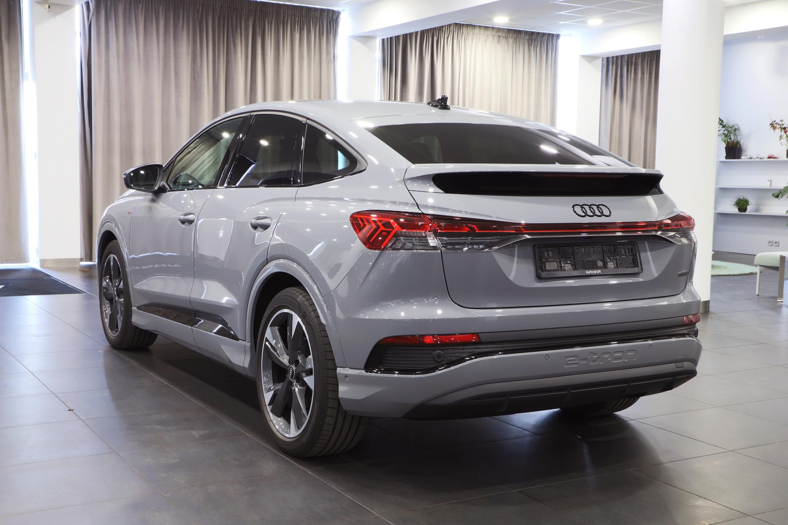 Audi Q4 e-tron, Sportback 50 4x4 S-Line 195kW - fotka 5