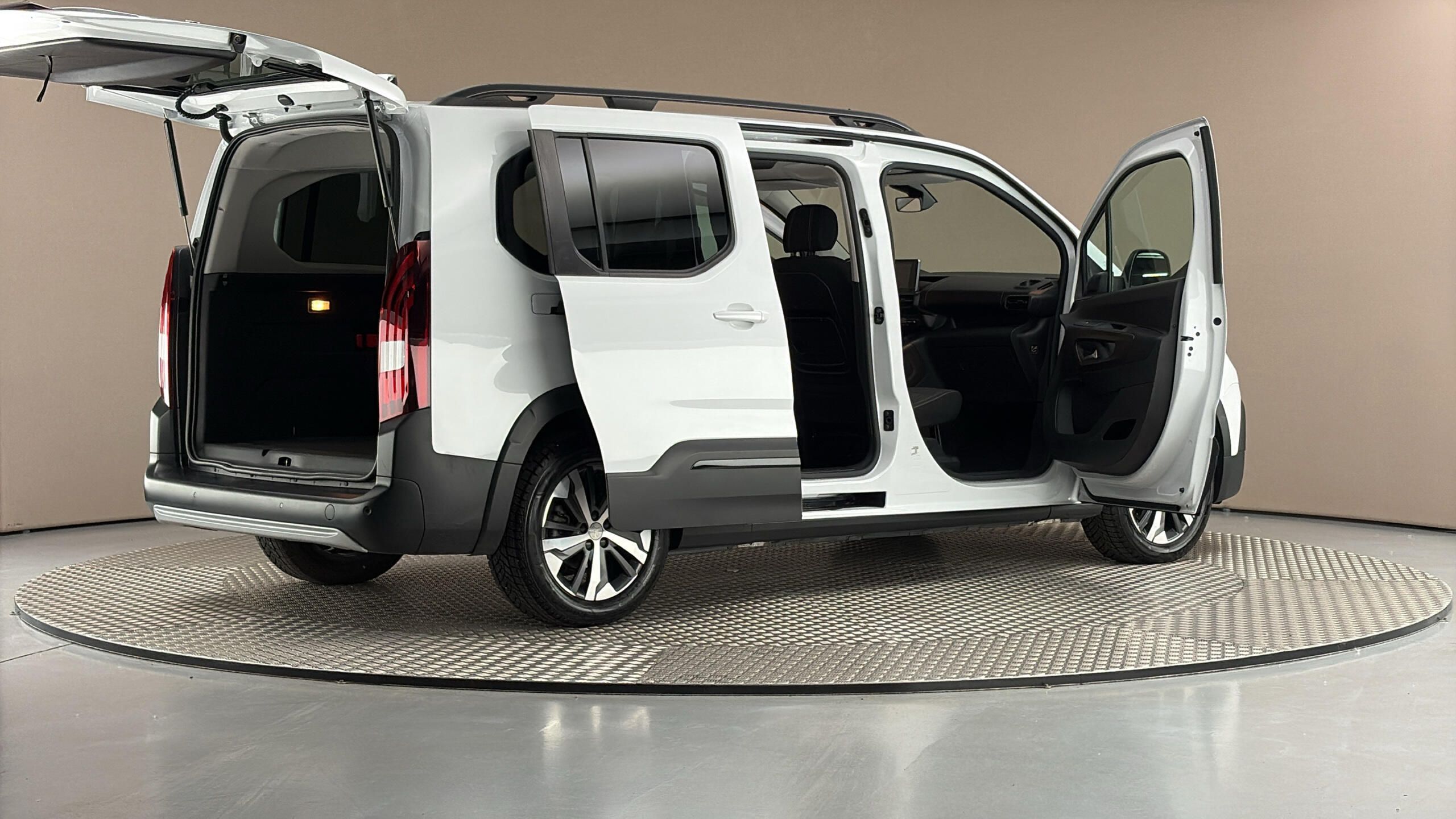 Peugeot Rifter, 50 kWh AUT GT Long - fotka 6