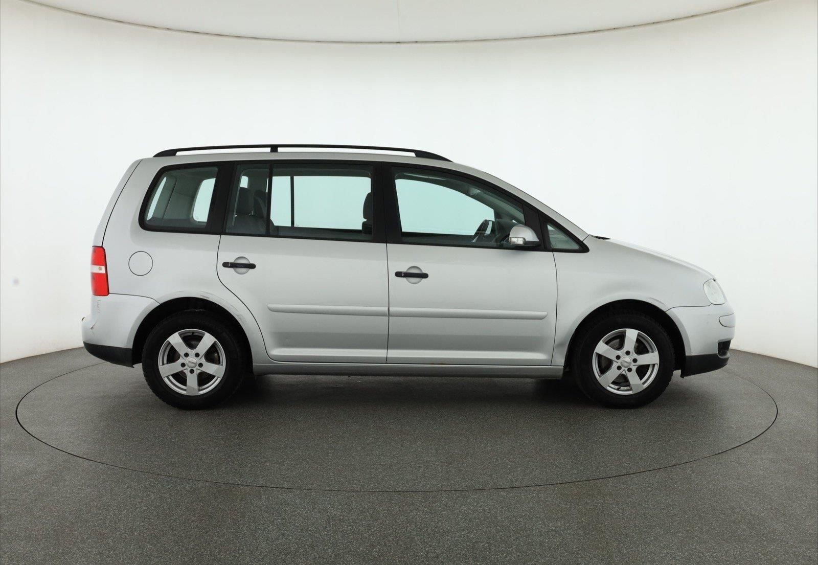 Volkswagen Touran, 1.6 FSI, Trendline, Tažné - fotka 6