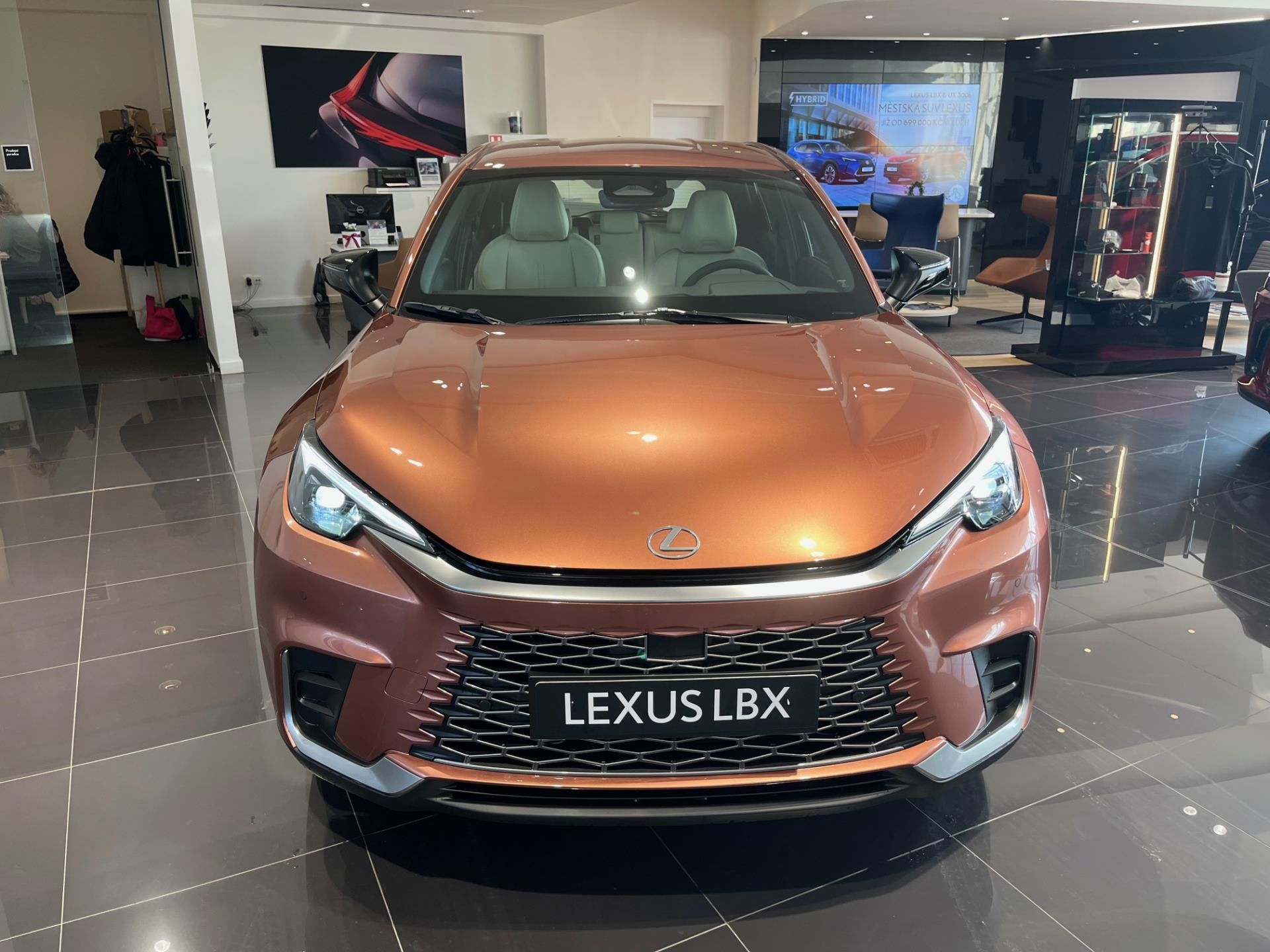 Lexus LBX, Elegant Tech - fotka 2