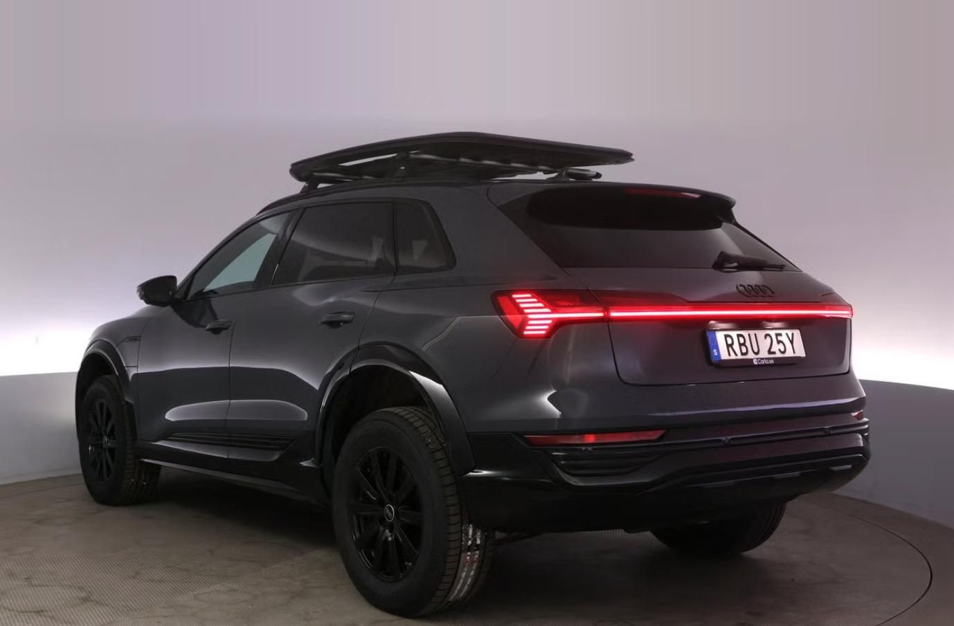 Audi Q8 e-tron, 55 Q SoH 92% 360k HuD Pano. - fotka 3