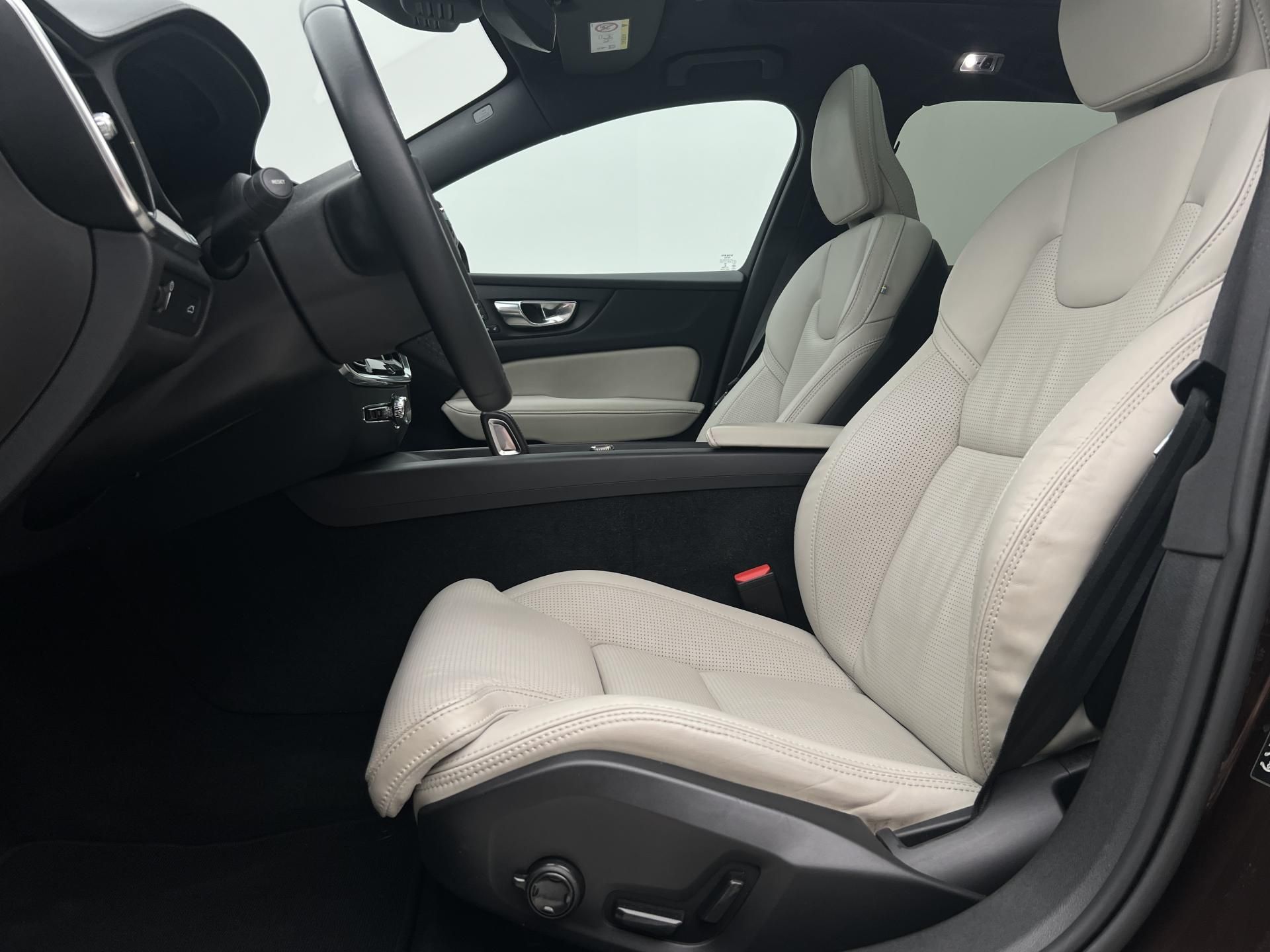 Volvo V60, CC B4 AWD PRO AUT CZ - fotka 3