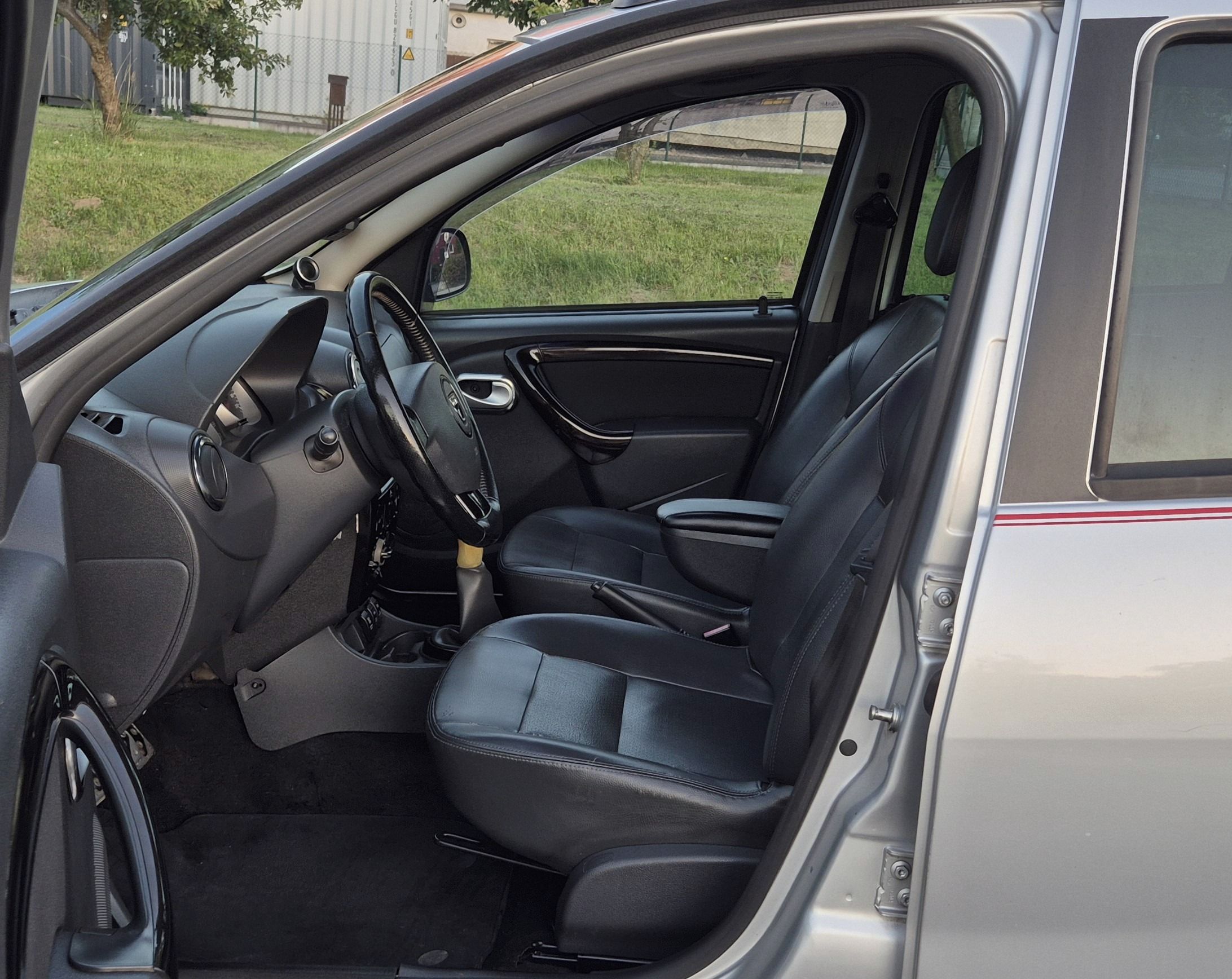 Dacia Duster, 1.6 16V 77KW 2maj serv kniha - fotka 6