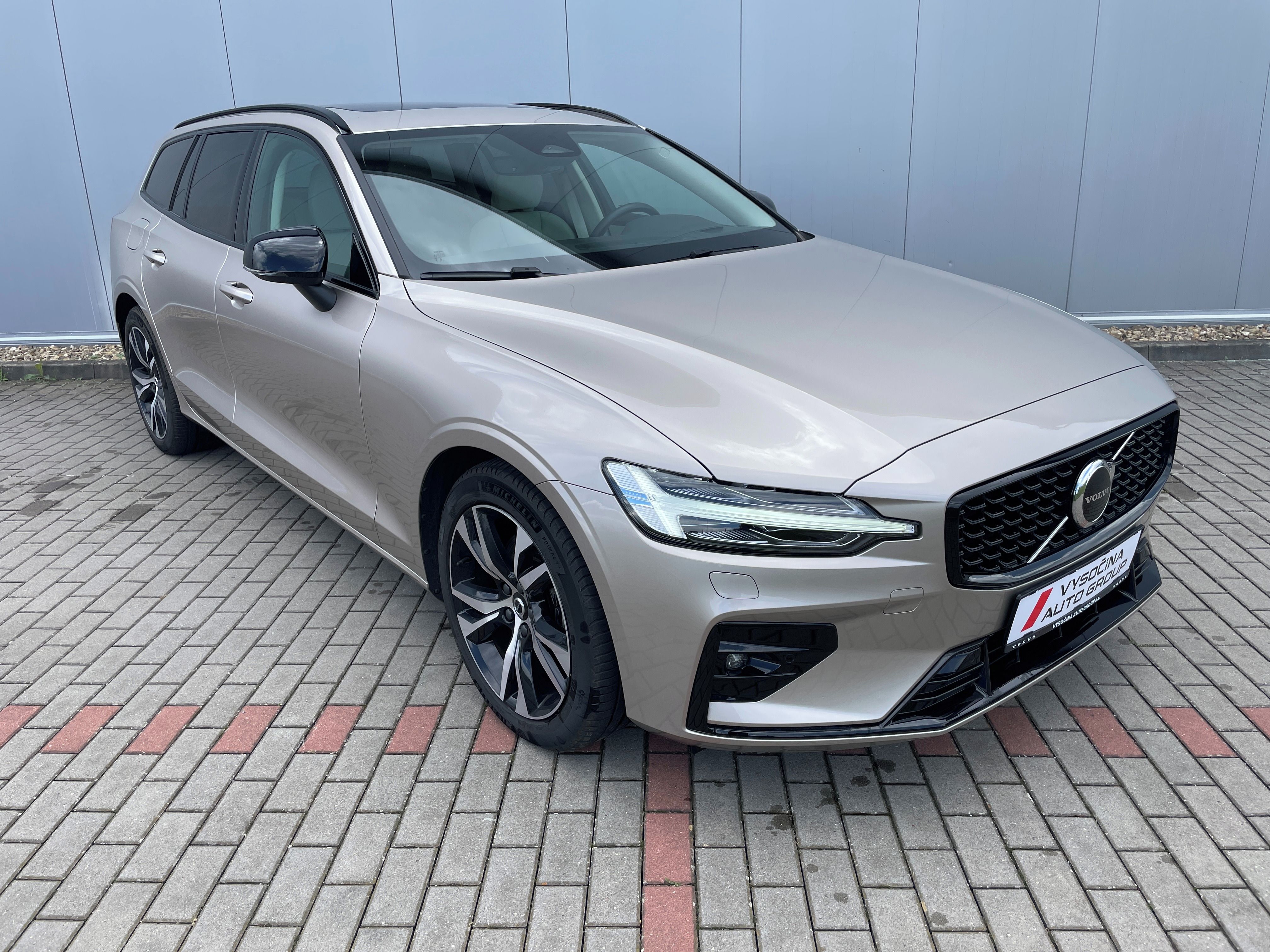 Volvo V60, B4 FWD ULTRA Dark