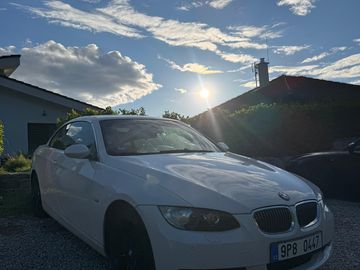 BMW e93 330i PLNÁ VÝBAVA