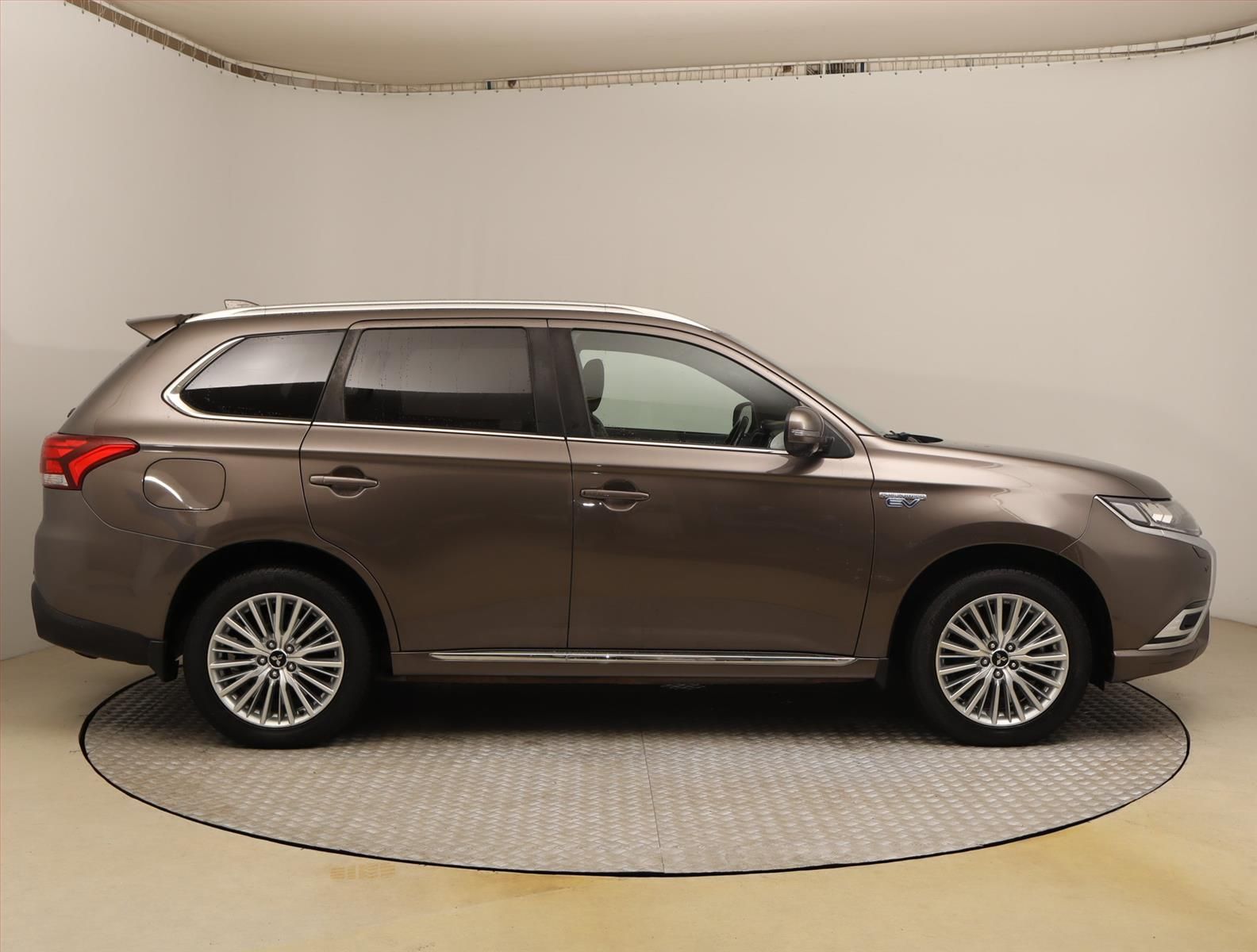 Mitsubishi Outlander, 2.4 PHEV, 4X4, Automat, Kůže - fotka 6