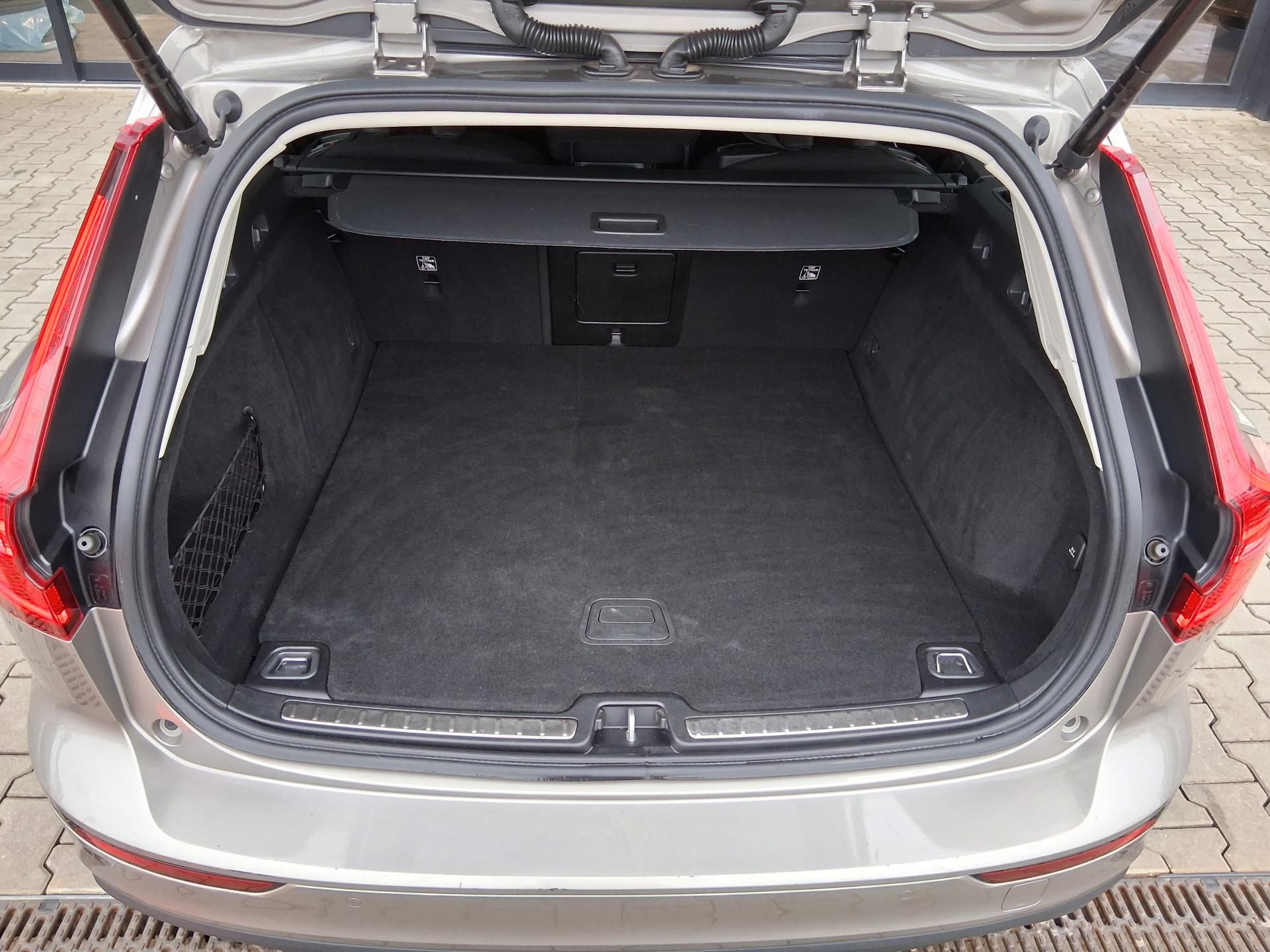 Volvo V60, MOMENTUM 2.0 D3 110 kW - fotka 6