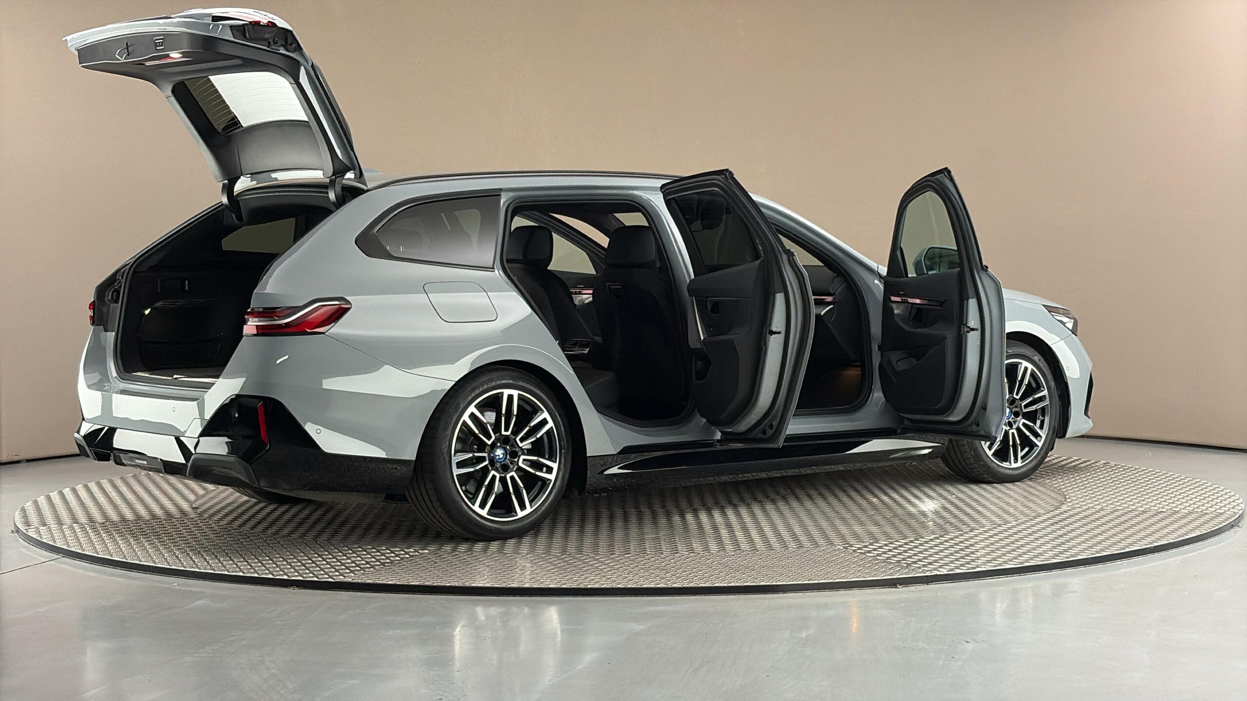 BMW i5, 40 AUT eDrive M-paket Touring - fotka 6