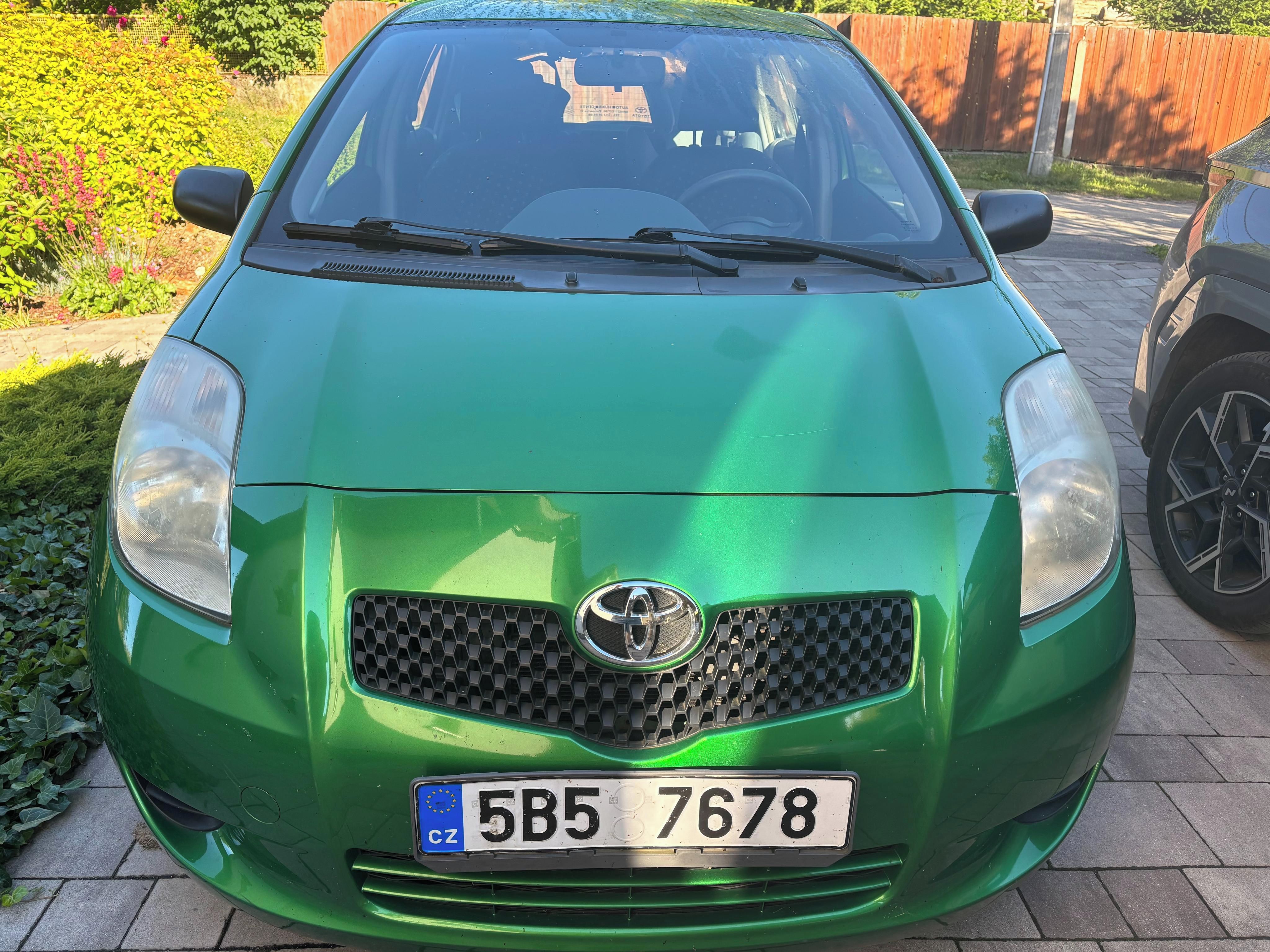 Toyota Yaris, bez závad, 2 sady kol - fotka 2
