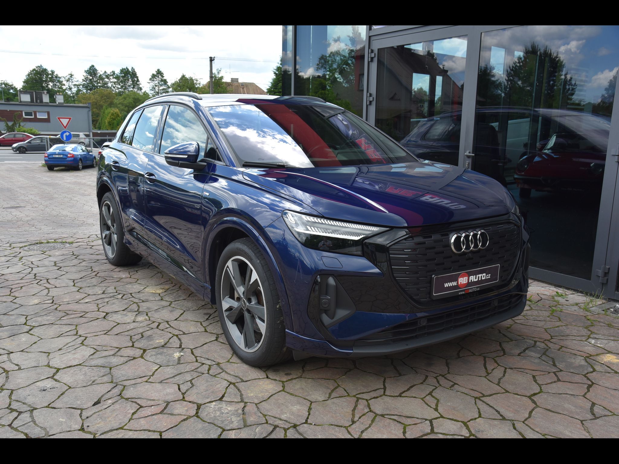 Audi Q4, vůz na cestě - fotka 2