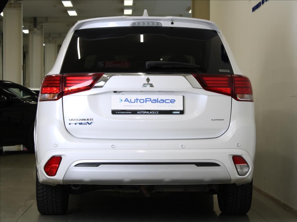 Mitsubishi Outlander, 2,4 PHEV 165kW Instyle 1.maj.Č - fotka 4