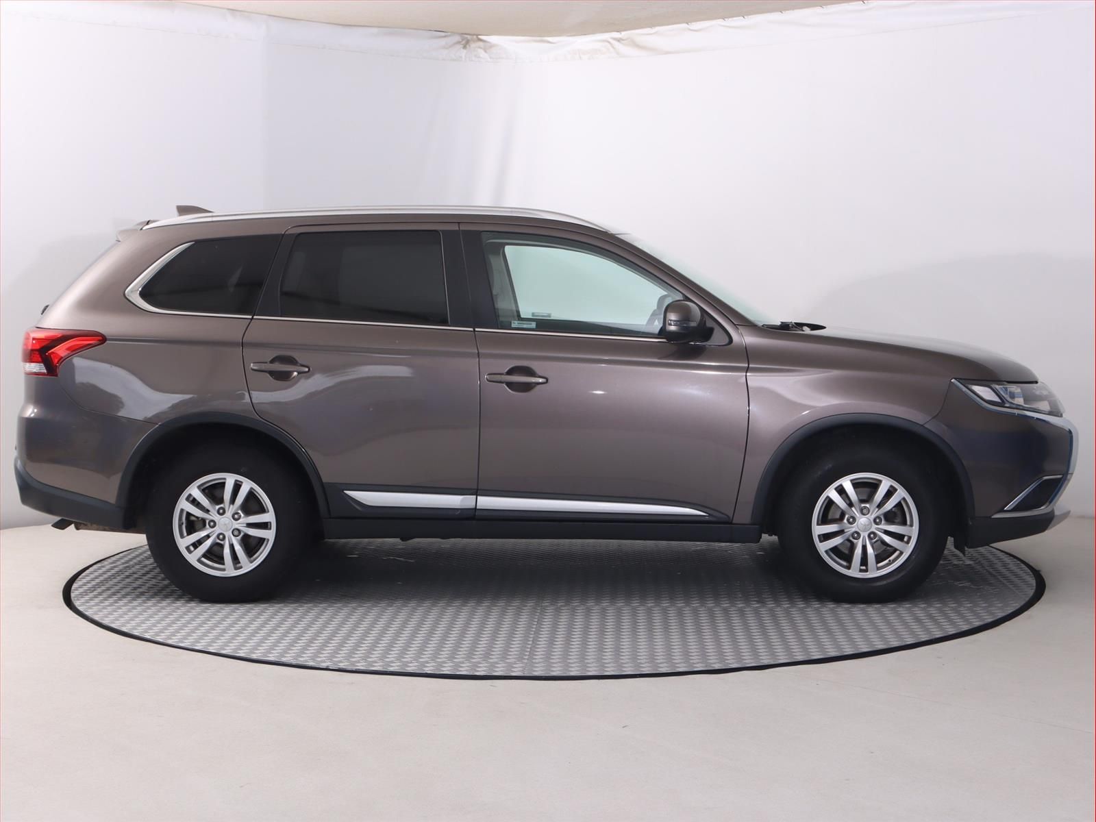 Mitsubishi Outlander, 2.0, Serv.kniha - fotka 6