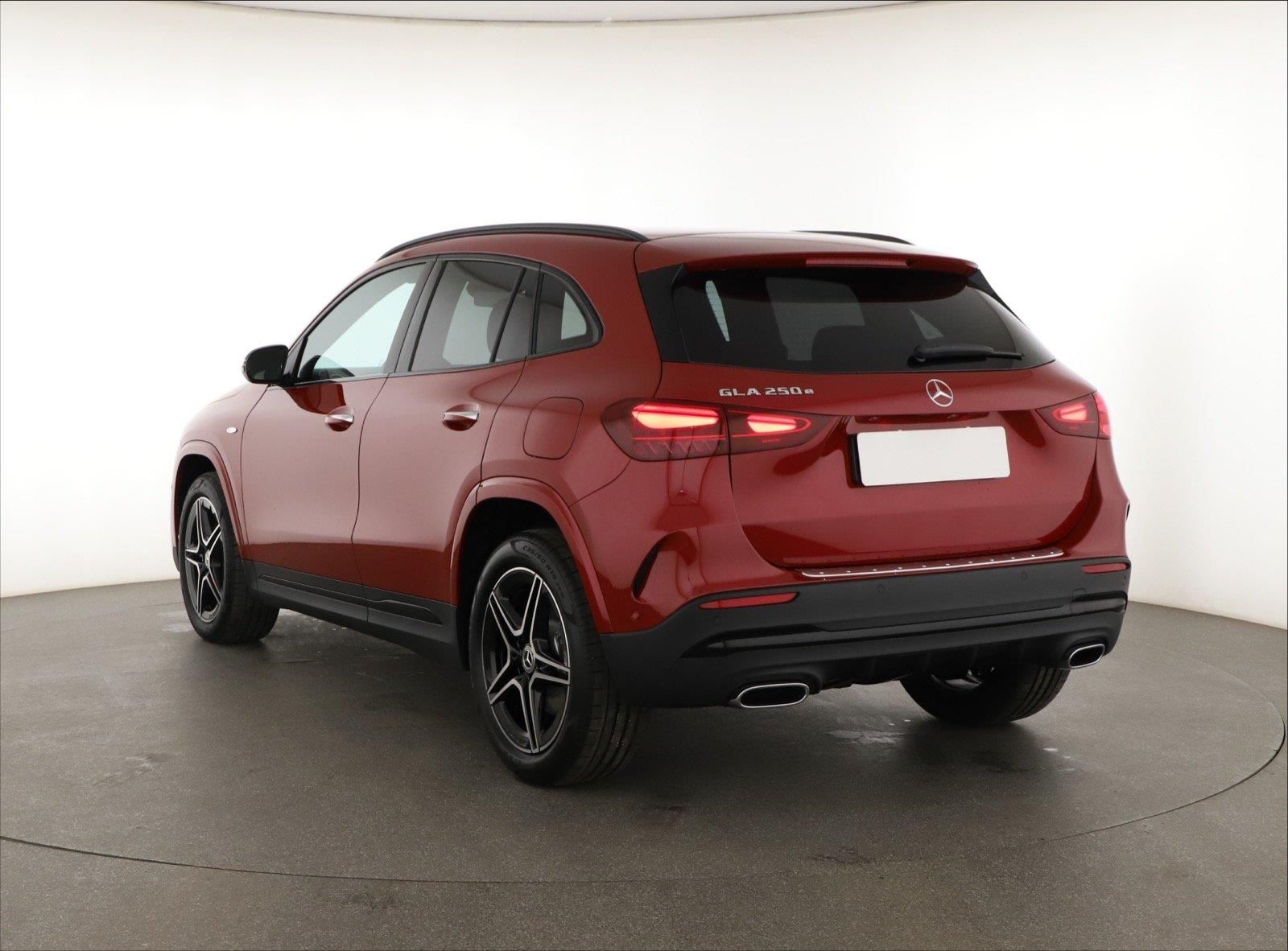 Mercedes-Benz GLA, 250 e, AMG LINE - fotka 3
