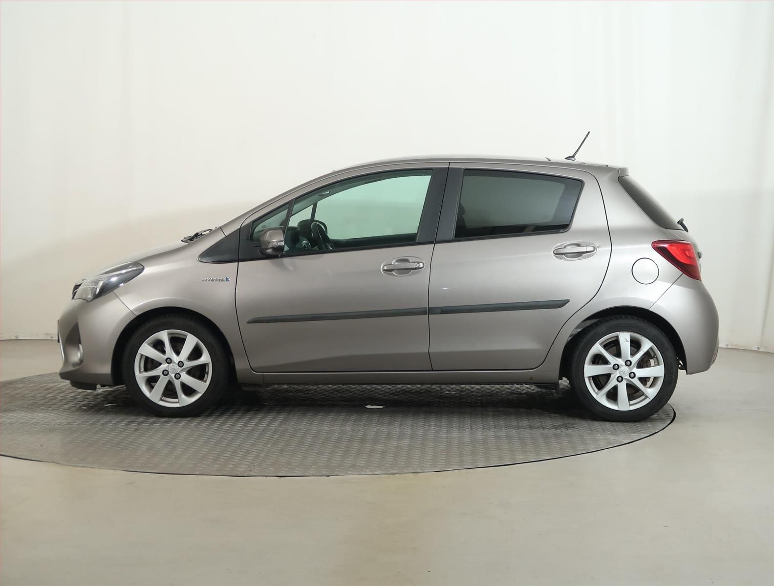 Toyota Yaris, 1.5 Hybrid, Automat, Kůže - fotka 3