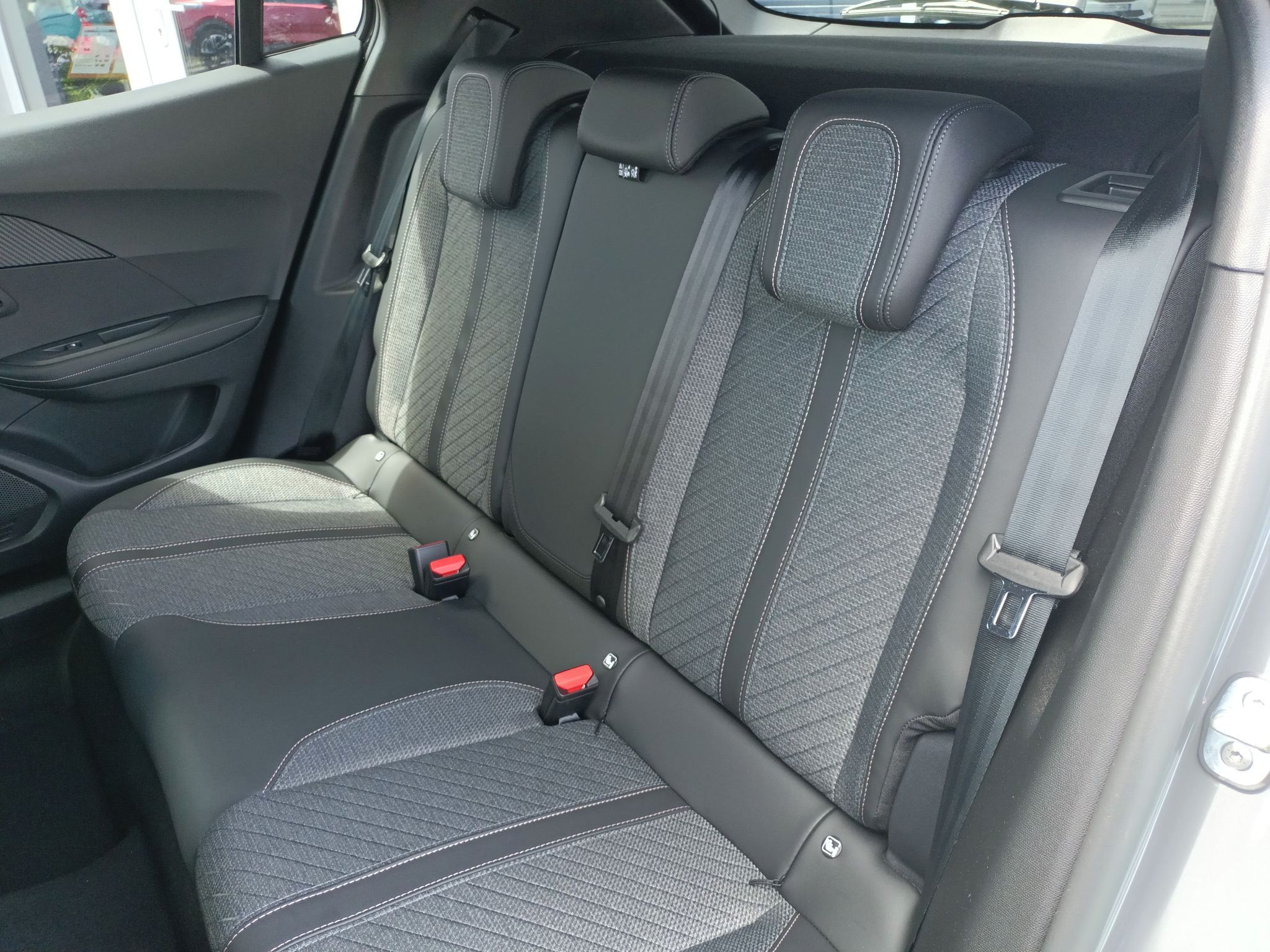 Peugeot 2008, ALLURE Hybrid 145 e-DCS6 - fotka 5