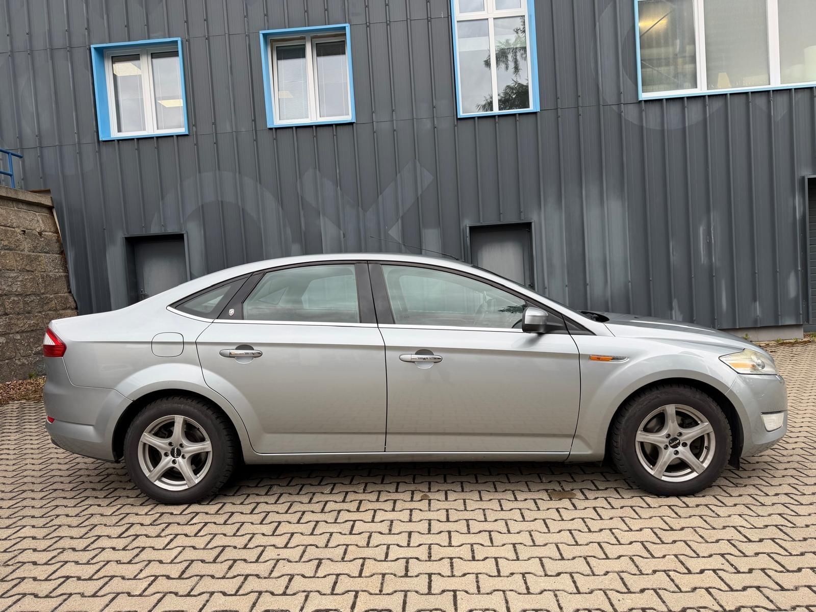 Ford Mondeo, 2,0i 16V Ghia / servis.kn. / - fotka 6