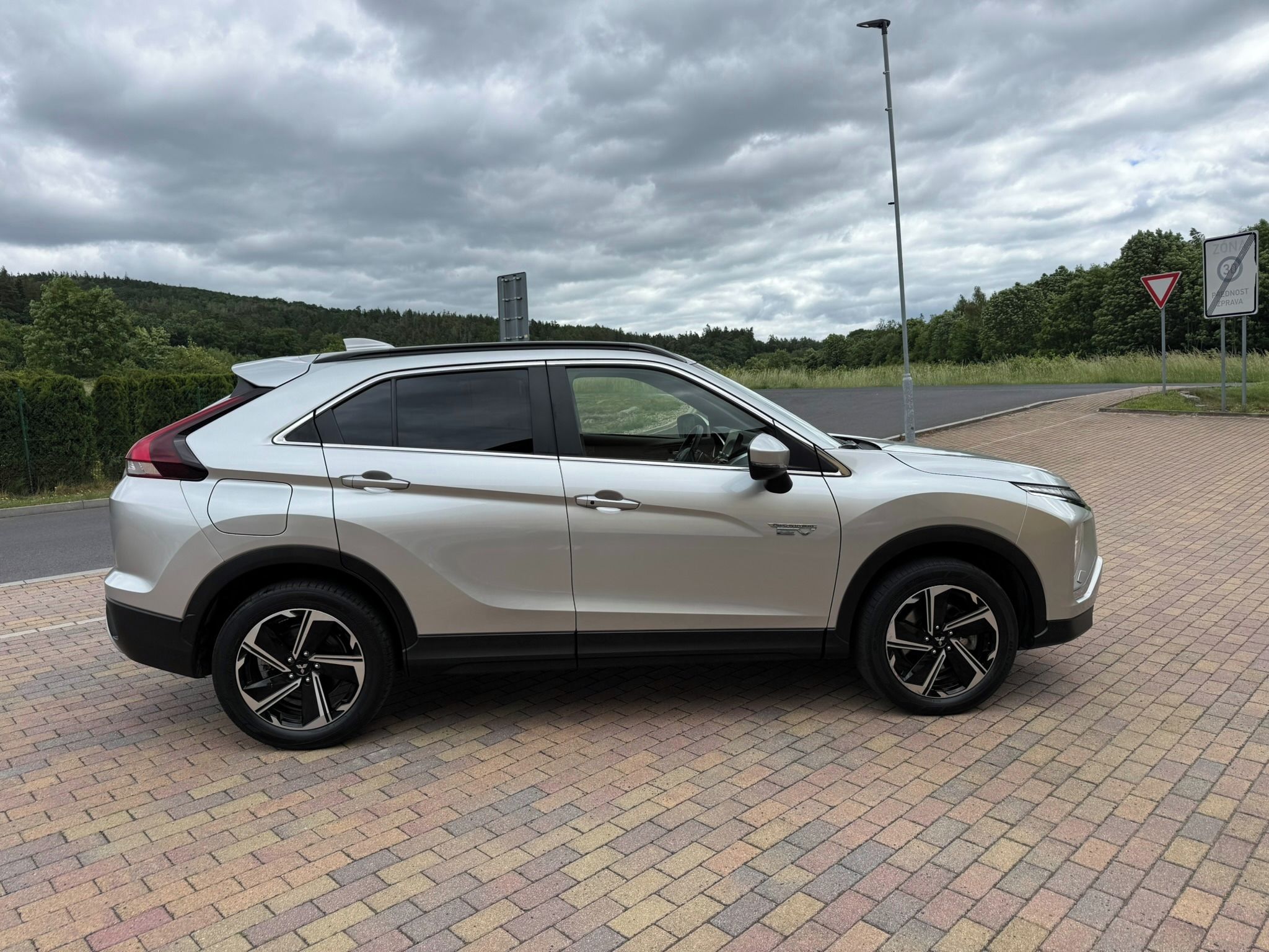 Mitsubishi Eclipse Cross, 2.4 PHEV 138kW 4x4 ZÁRUKA - fotka 6