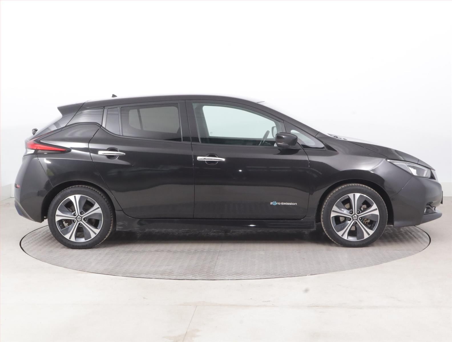 Nissan LEAF, 40 kWh, SoH 88%, Automat - fotka 6