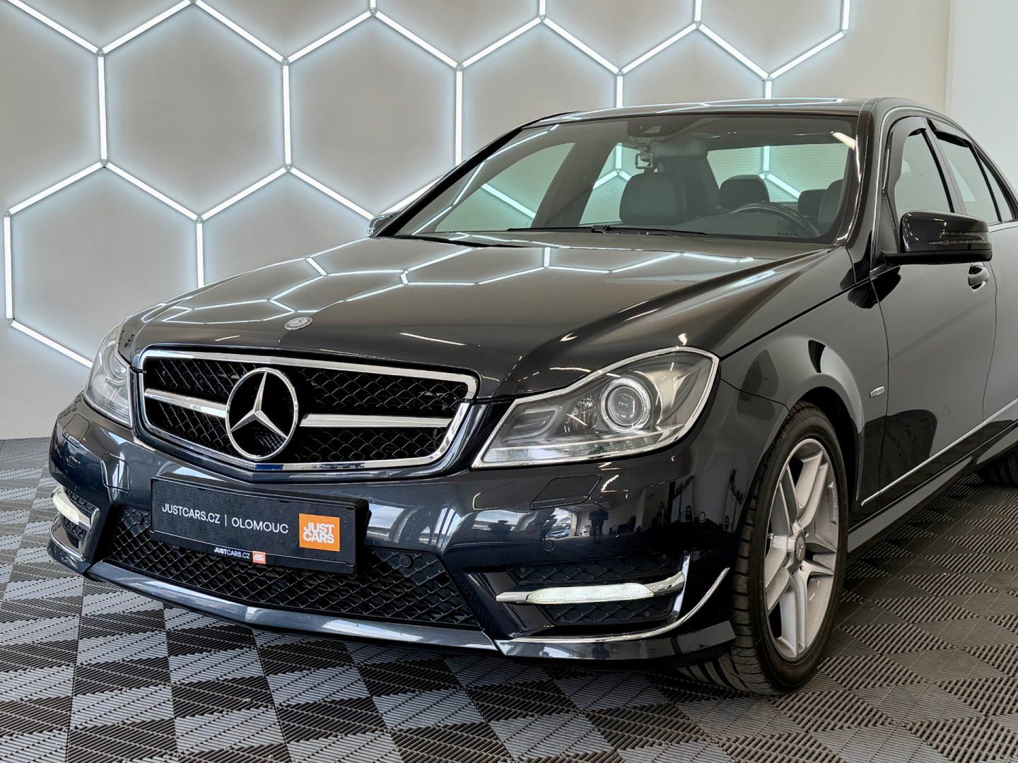 Mercedes-Benz Třídy C, 180i - fotka 4