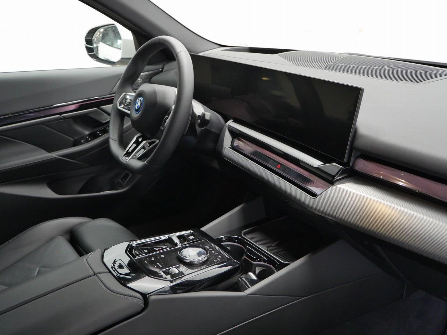 BMW Řada 5, 550e xDrive - fotka 5