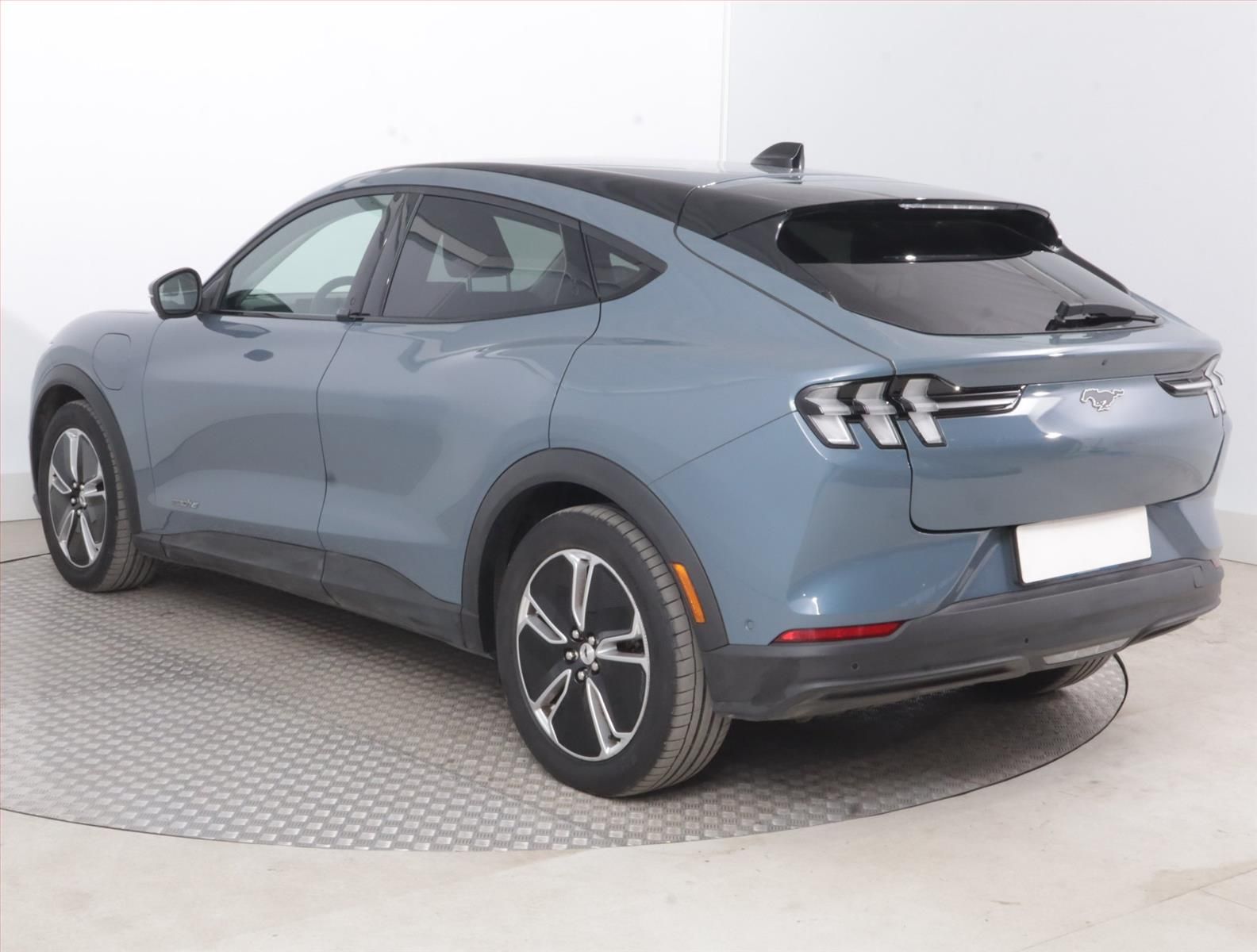 Ford Mustang Mach-E, Standard Range RWD, SoH 90% - fotka 4