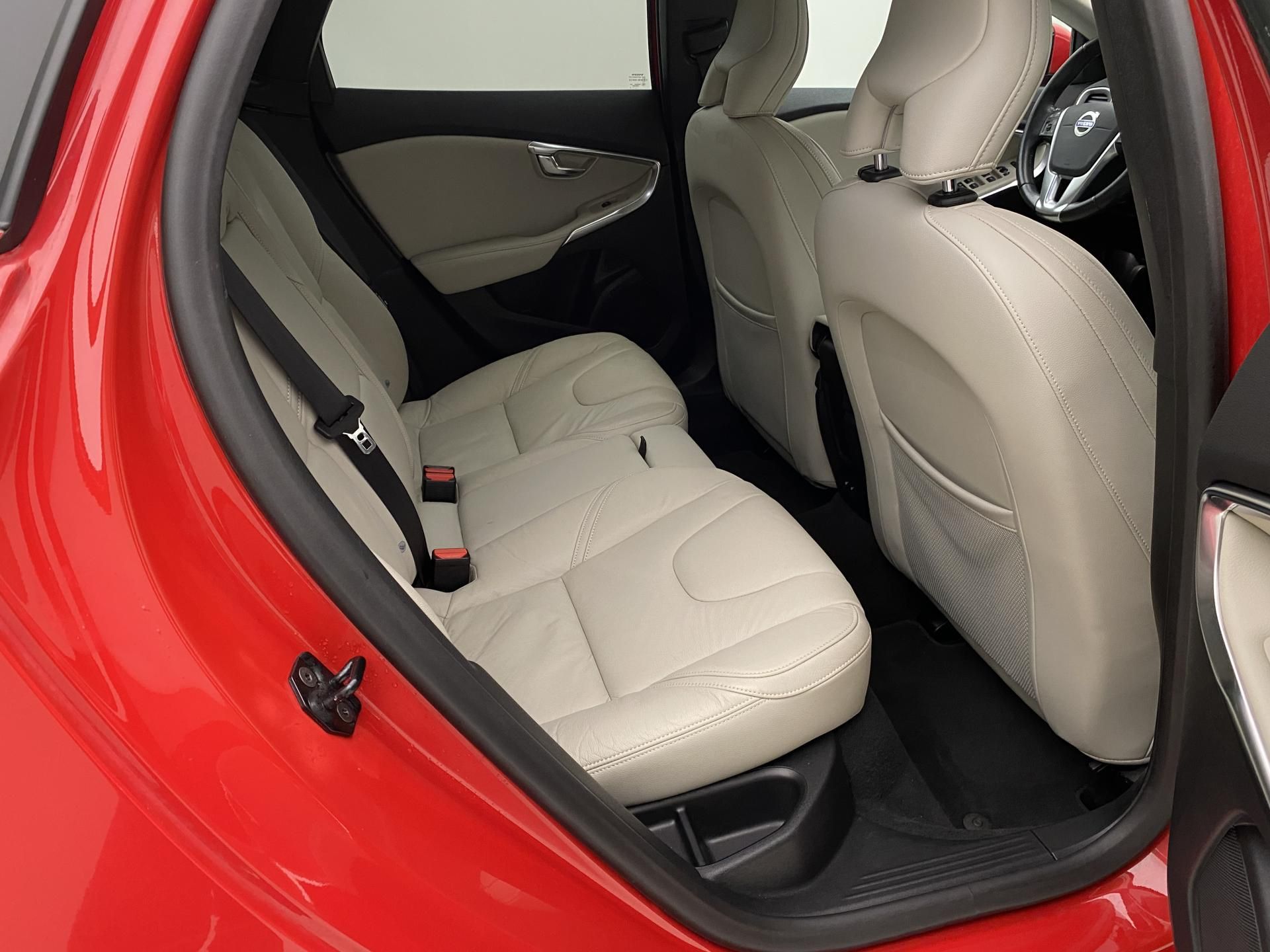 Volvo V40, D4 SUMMUM AUT CZ - fotka 5