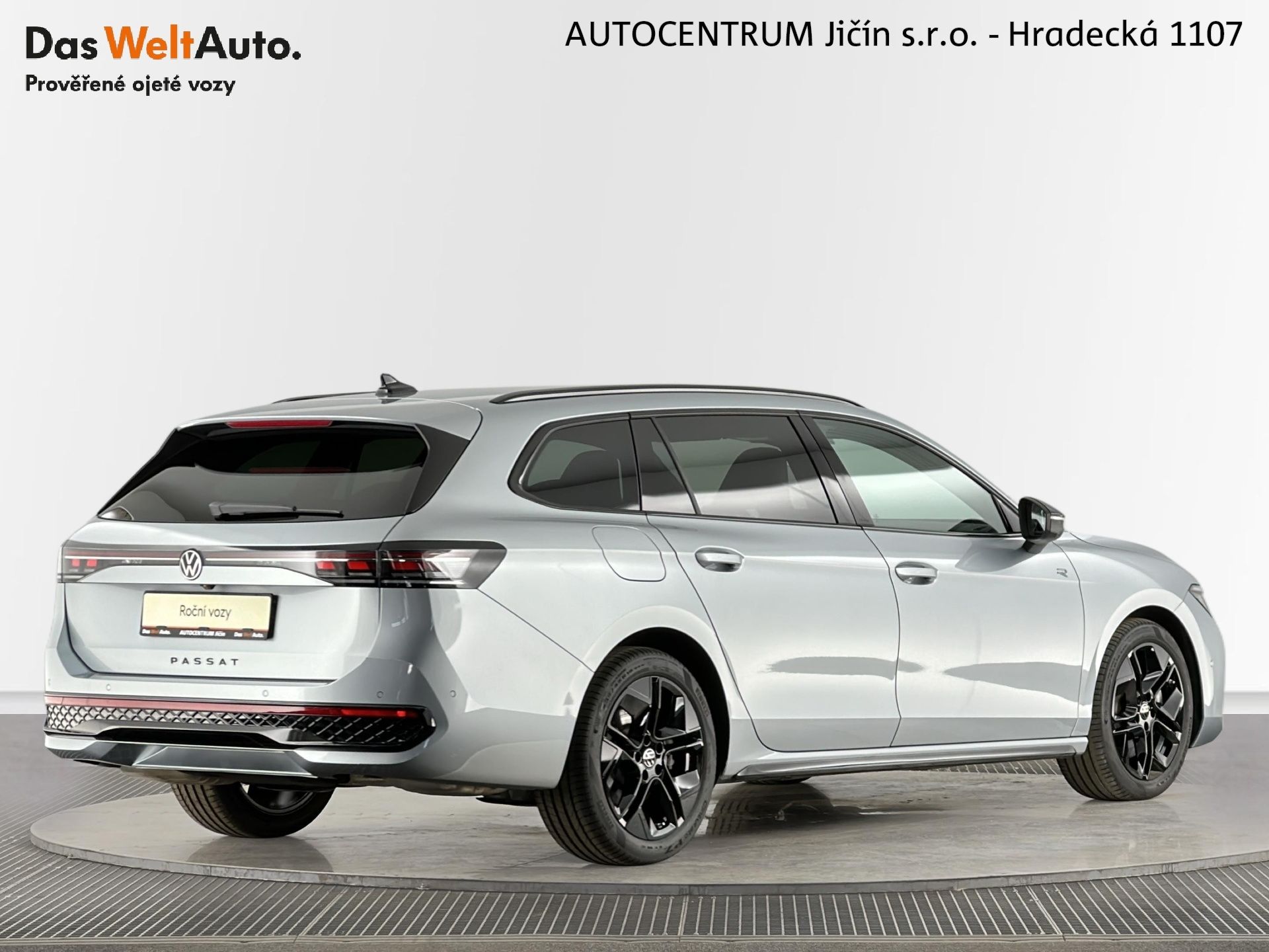 Volkswagen Passat, R-Line Black Style 2.0 TSI 195 - fotka 2
