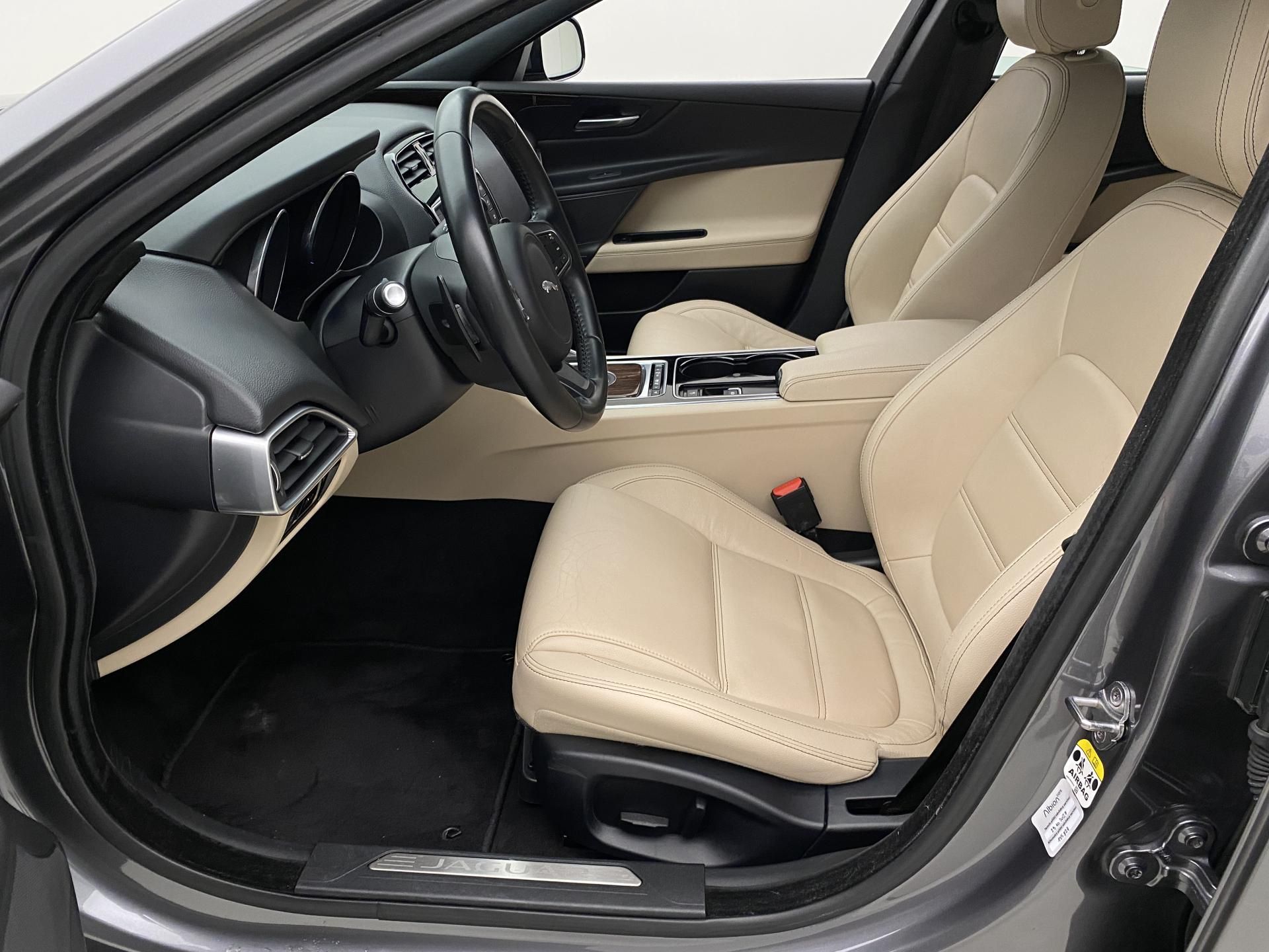 Jaguar XE, 2.0D 132kW PURE AUT - fotka 3