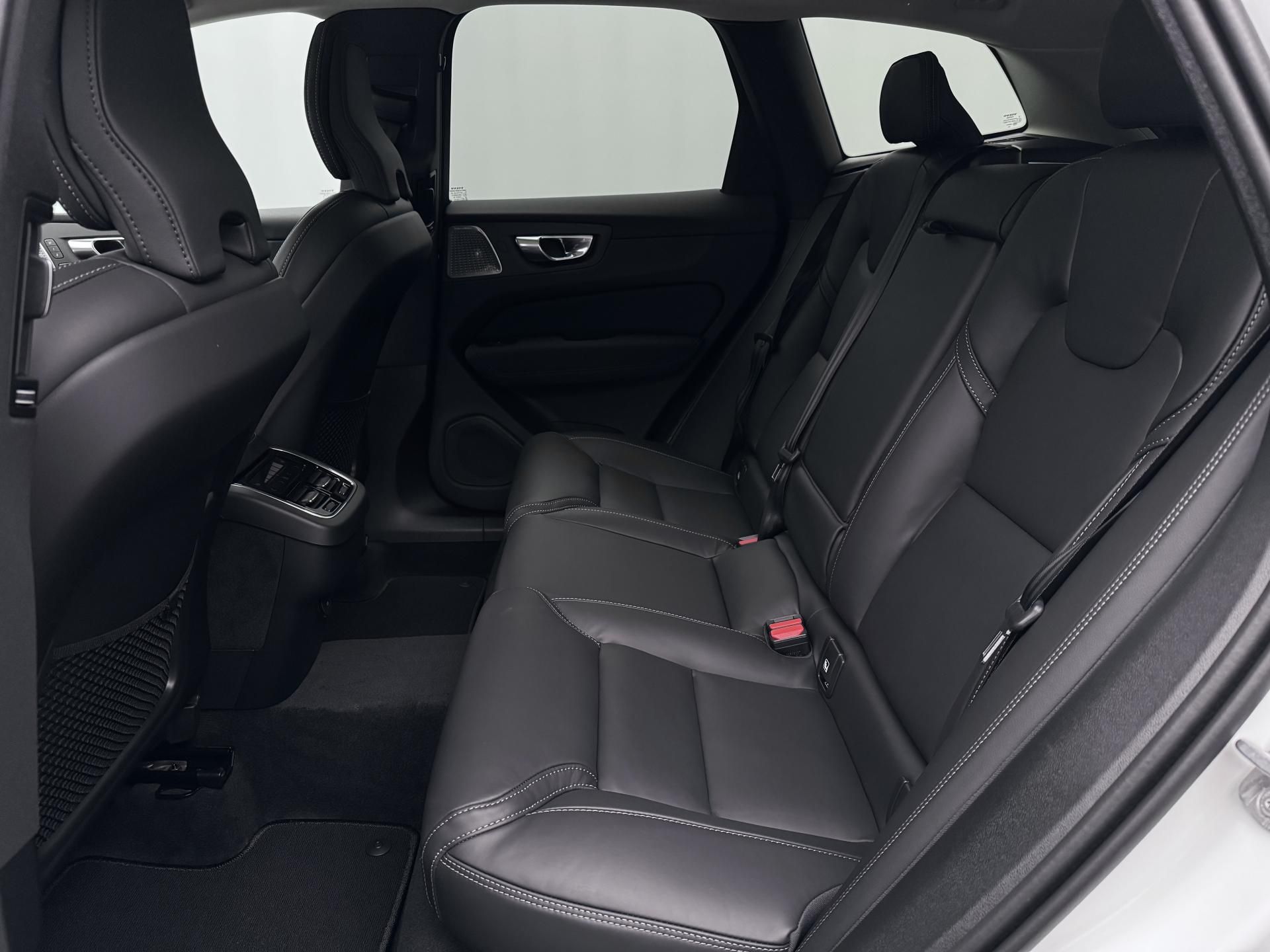 Volvo XC60, B5 AWD AUT DARK ULTRA - fotka 6