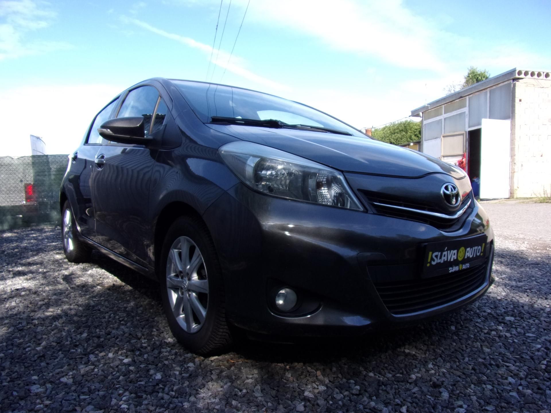 Toyota Yaris, 1.3i 73kW LOUNGE AUT.KLIMA KM - fotka 3