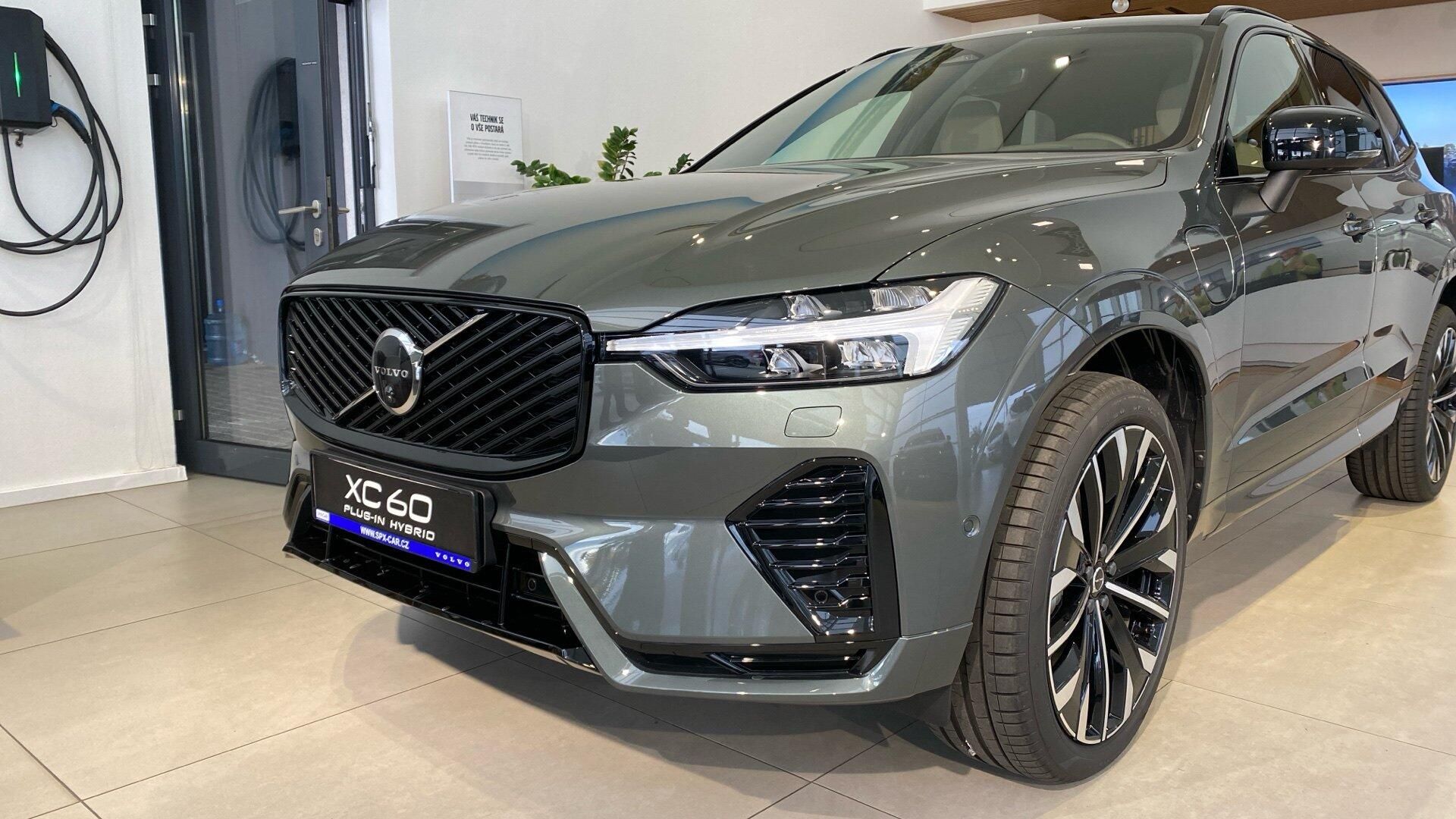 Volvo XC60, ULTRA DARK, B5 AWD, 184+10 kW - fotka 3