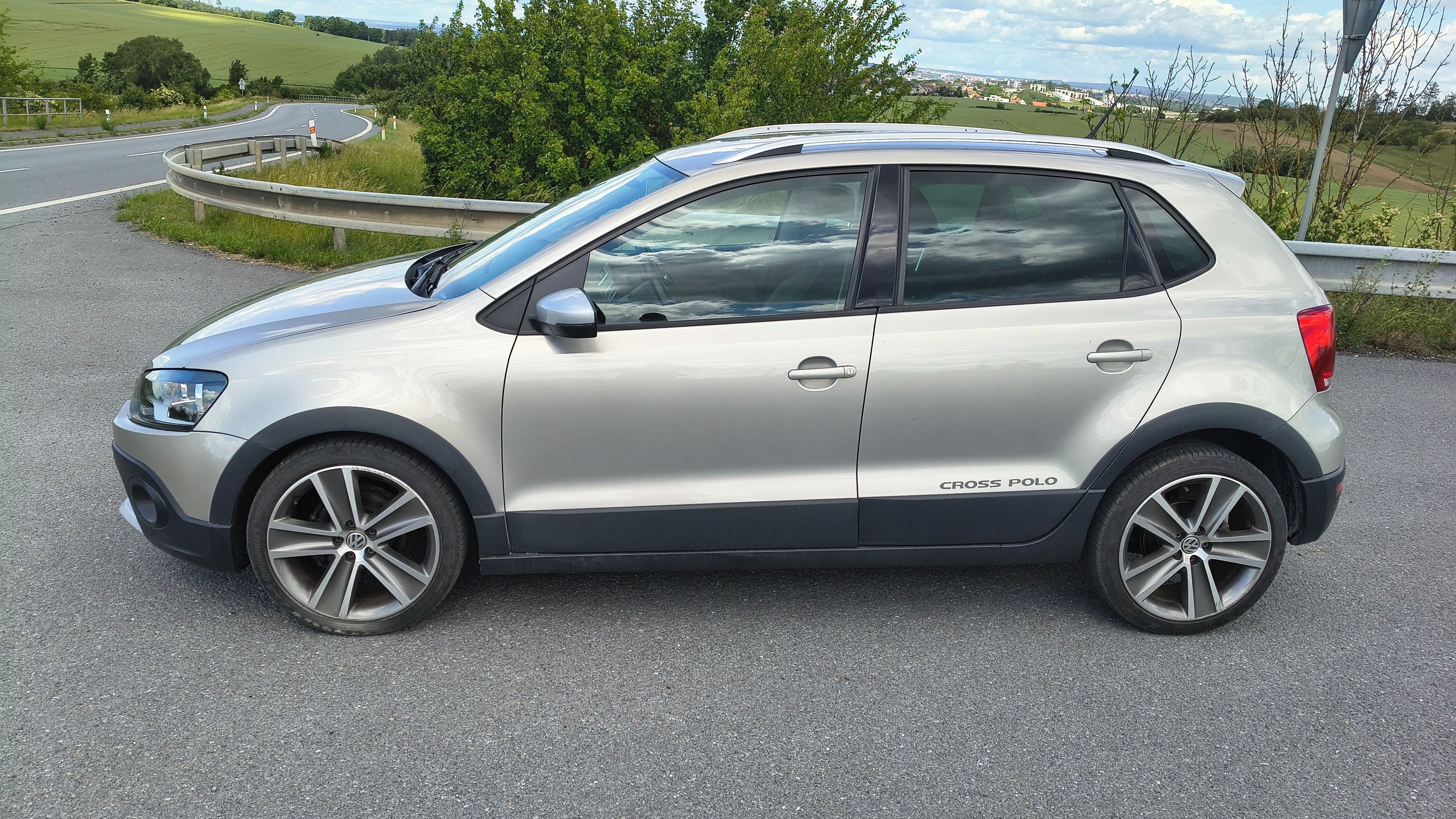 Volkswagen Polo, Cross 1.4i 63kW, klima, Alu 17 - fotka 5