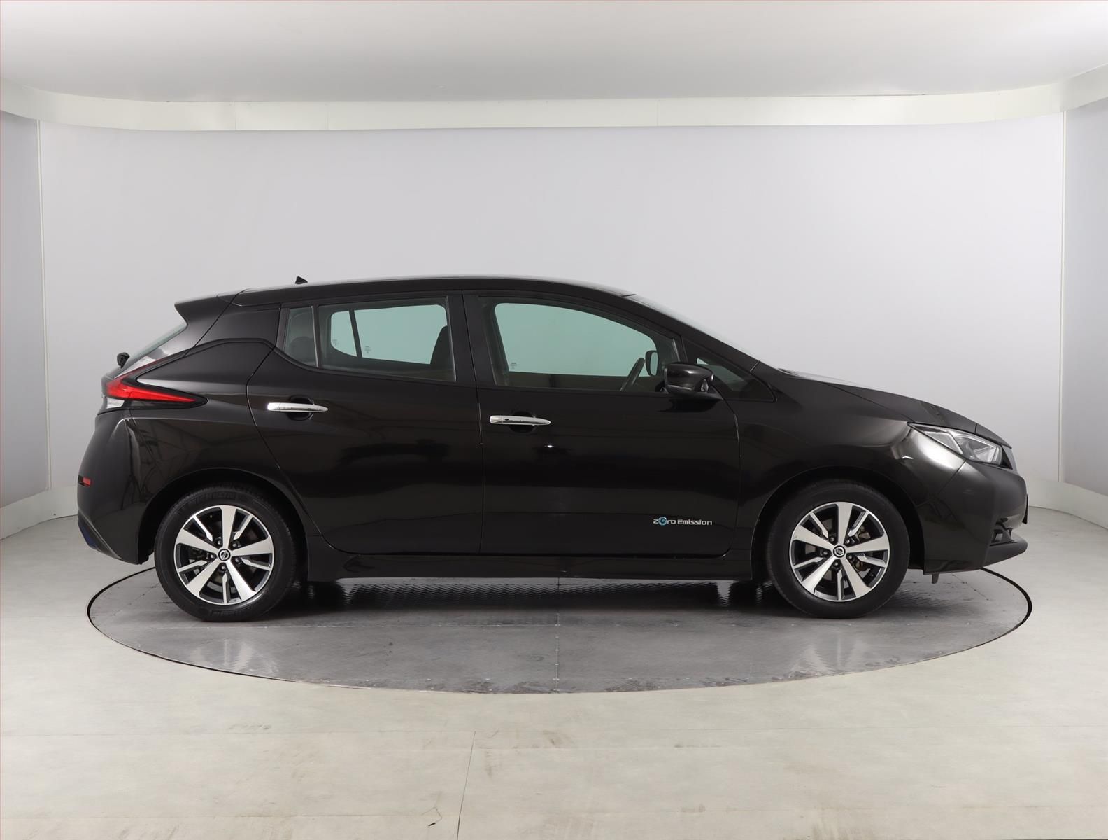 Nissan LEAF, 40 kWh, SoH 90%, Automat - fotka 6