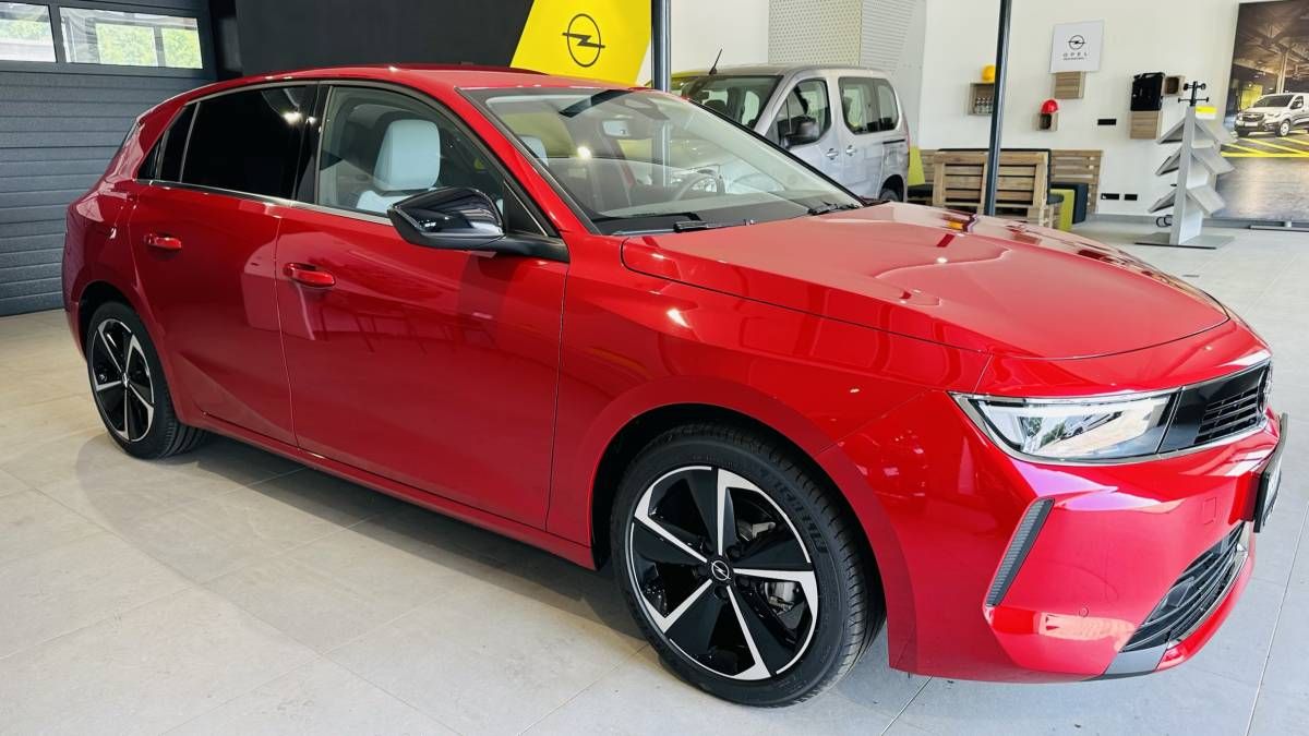 Opel Astra, Elegance HB 1.2 TURBO 96kW/130 - fotka 3
