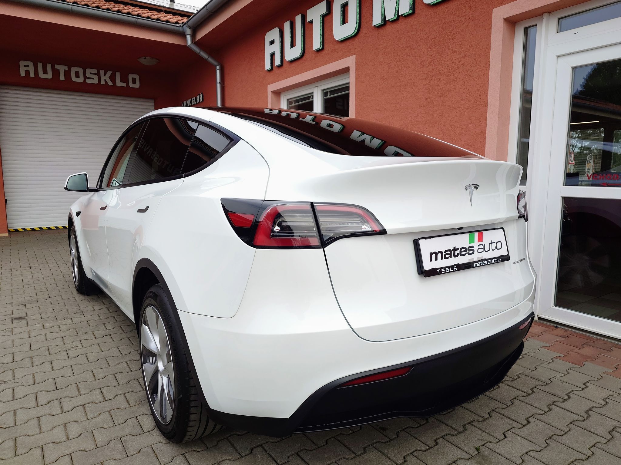 Tesla Model Y, Standard plus RWD 220kW SOH 95 - fotka 3