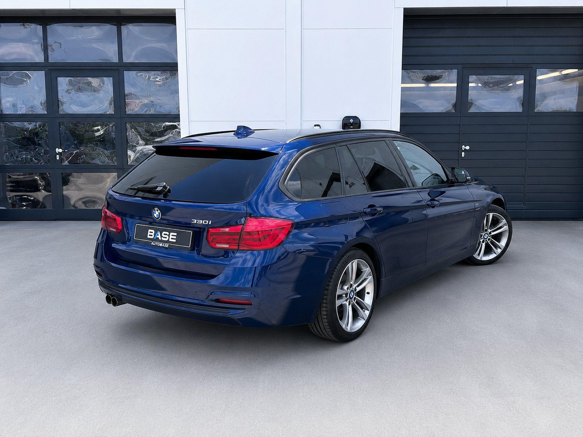 BMW Řada 3, 330i Touring Sport Line - fotka 5