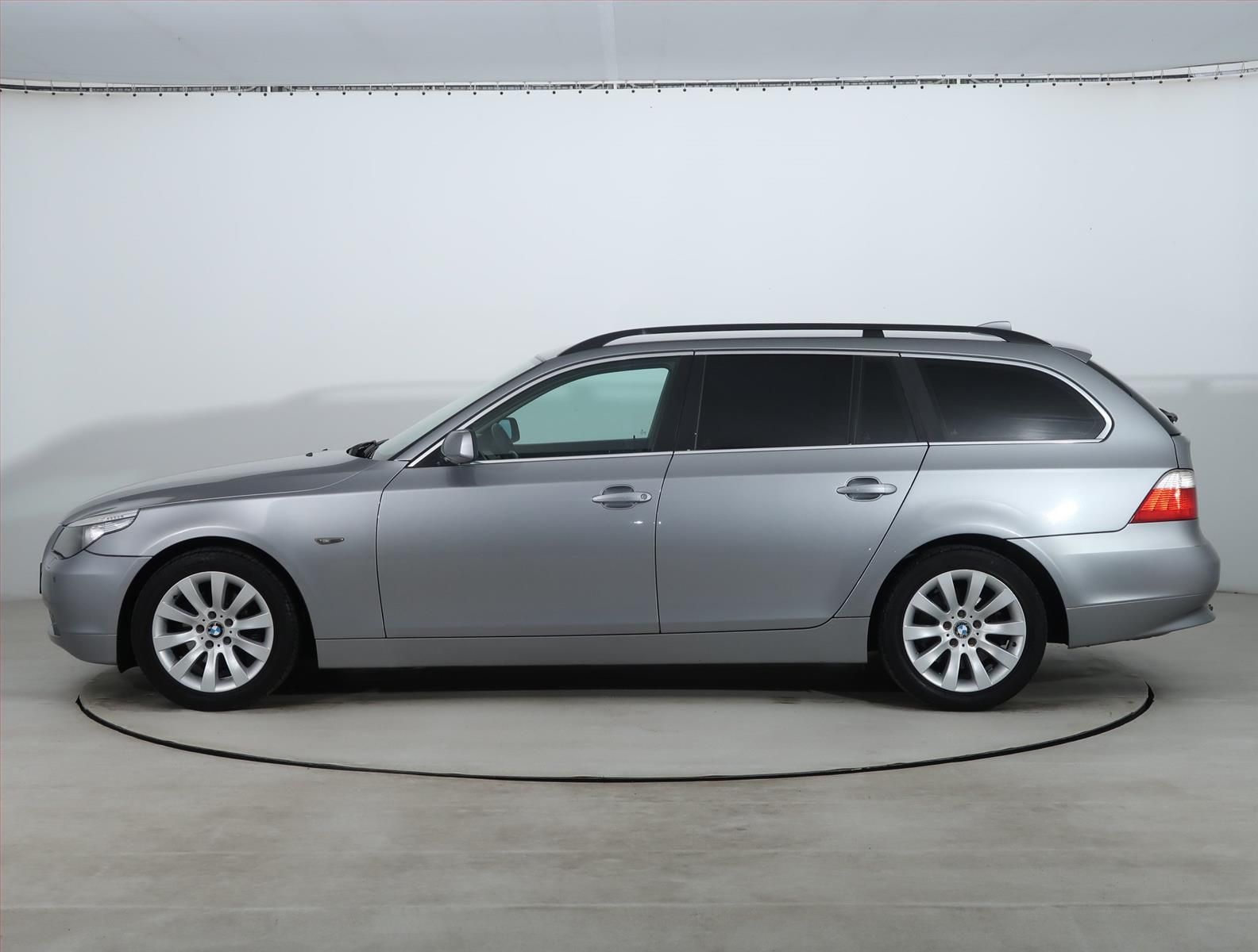 BMW Řada 5, 525i, po STK - fotka 3