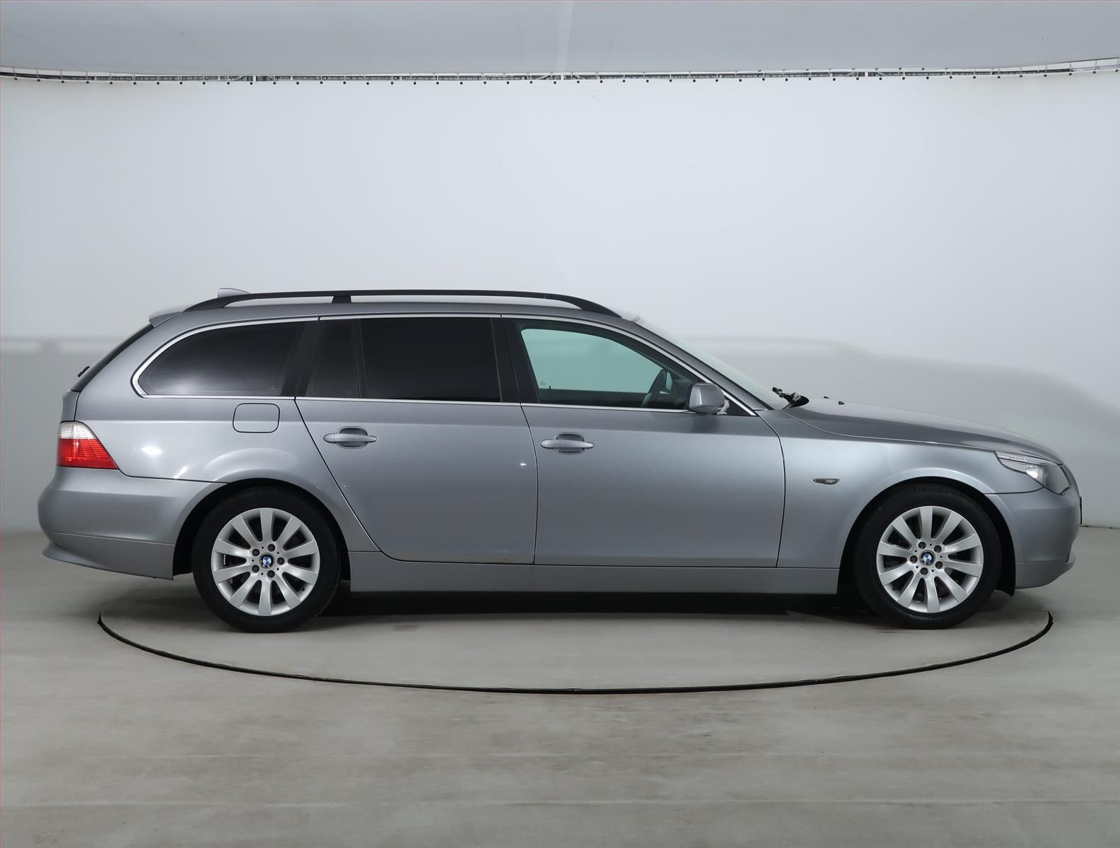 BMW Řada 5, 525i, po STK - fotka 6