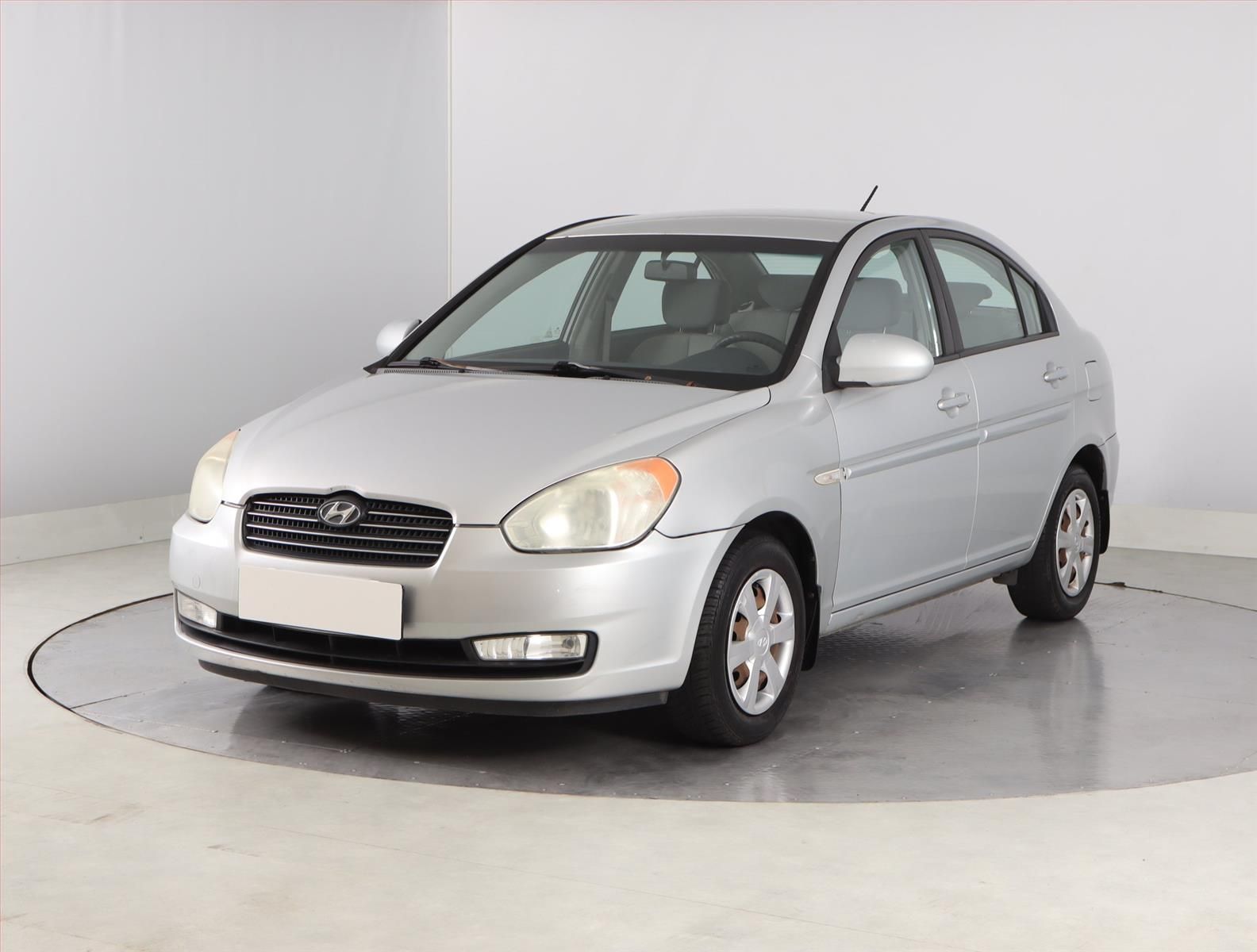 Hyundai Accent, 1.4i, po STK, rezervace - fotka 2