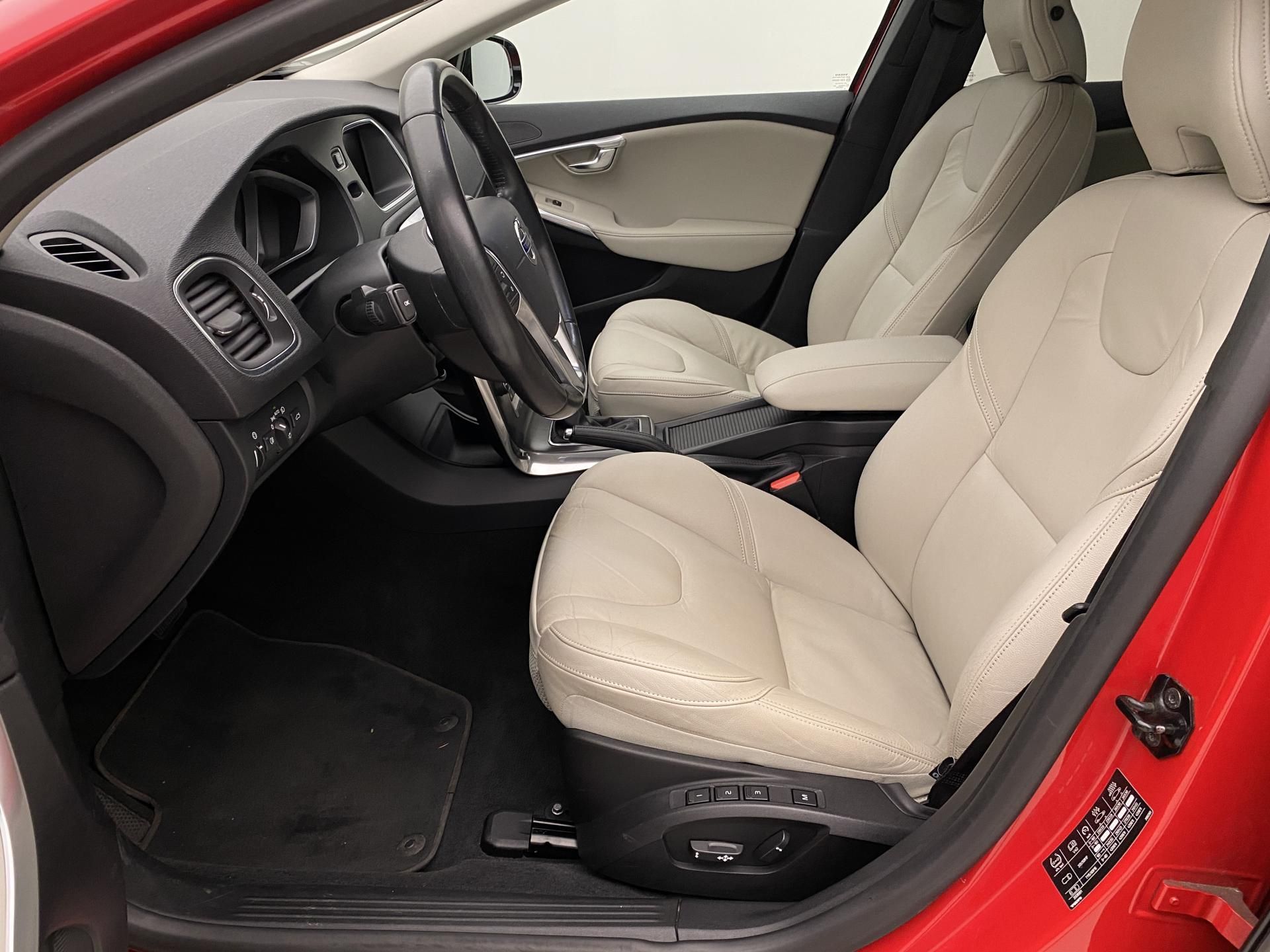 Volvo V40, D4 SUMMUM AUT CZ - fotka 3
