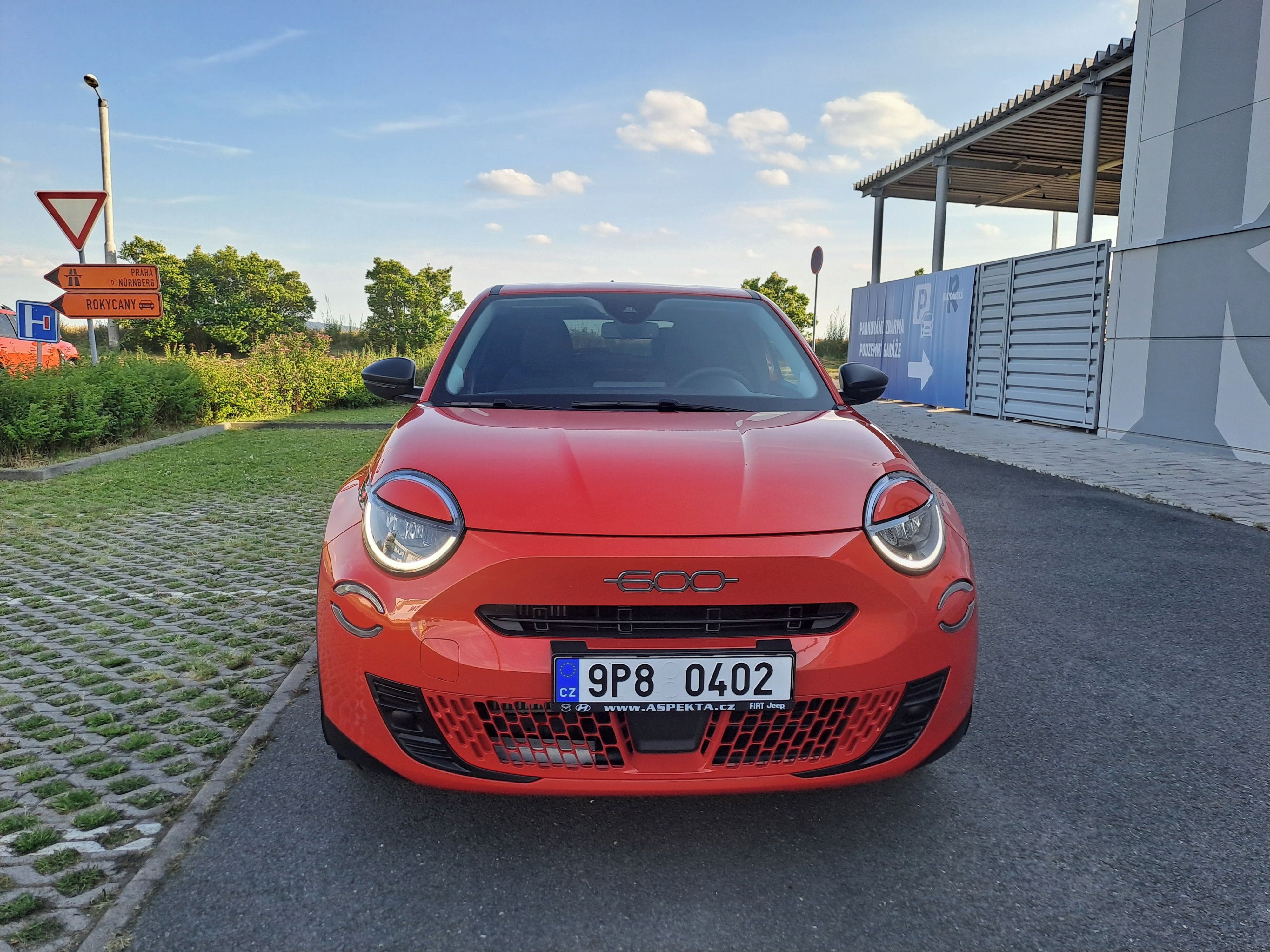 Fiat 600, 1.2T HYBRID STAV NOVÉHO+KOLA!! - fotka 2