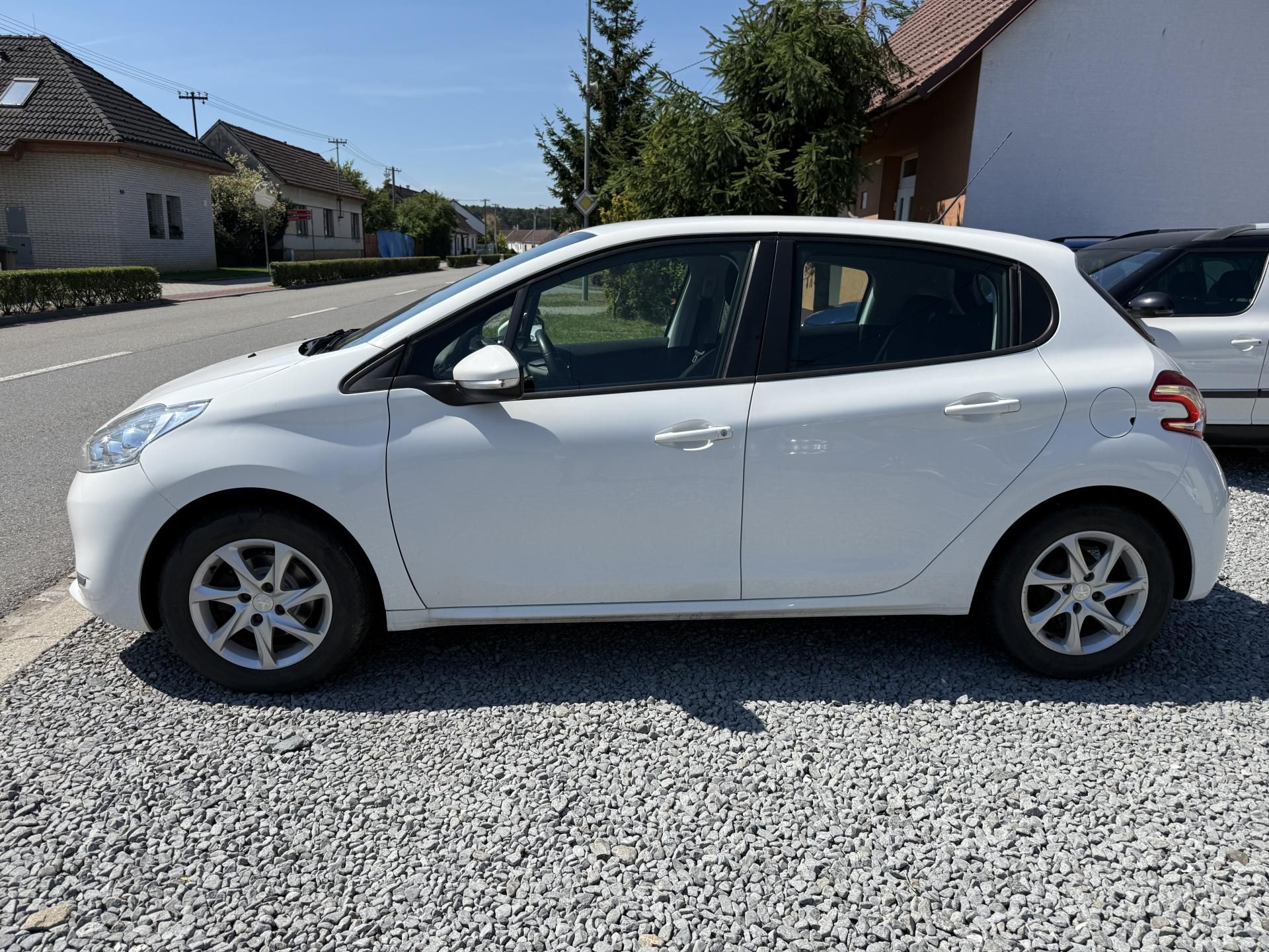 Peugeot 208, 1.2i 60 KW ALU SERVIS. - fotka 2