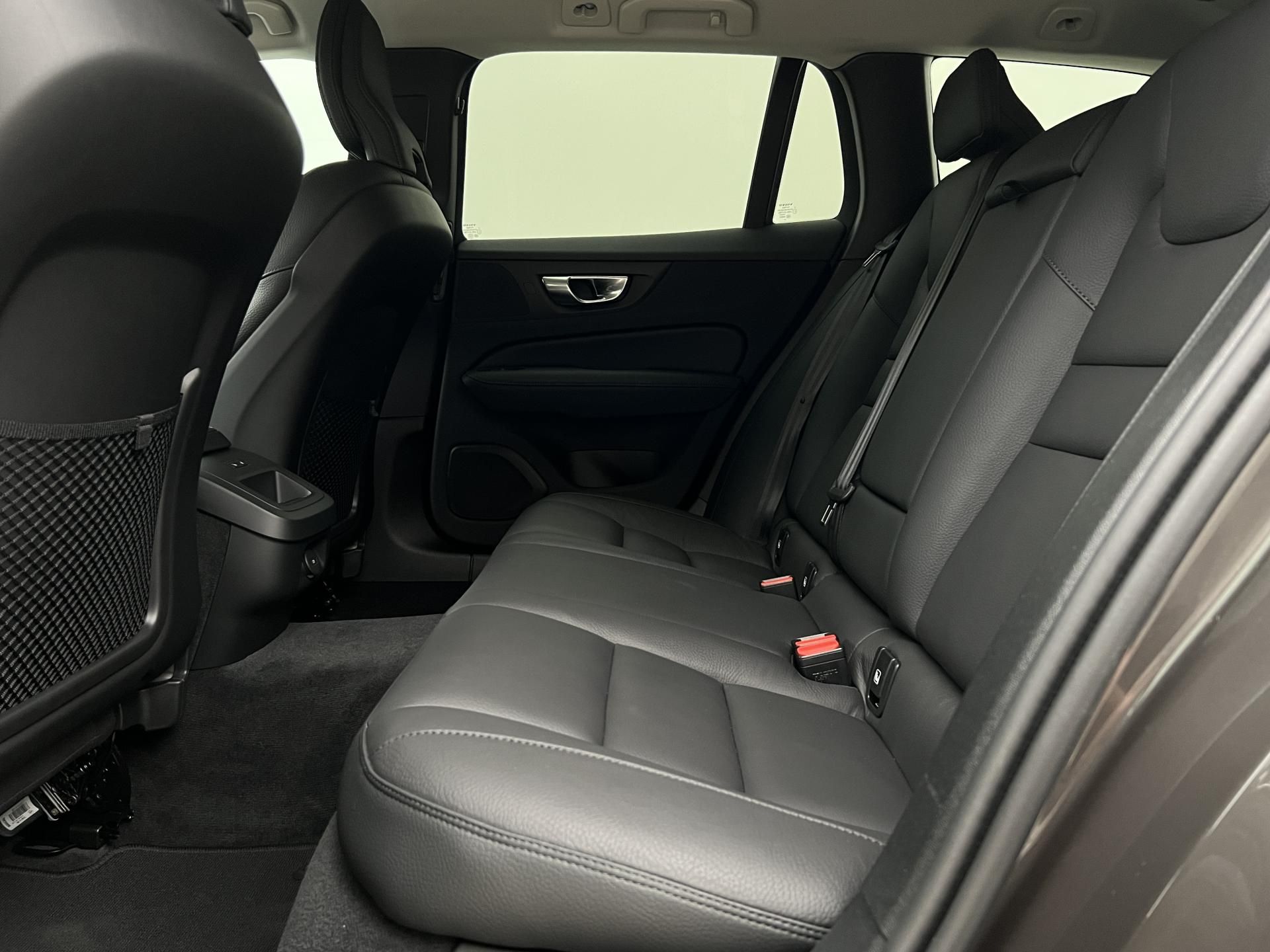 Volvo V60, B4 DARK PLUS AUT - fotka 6