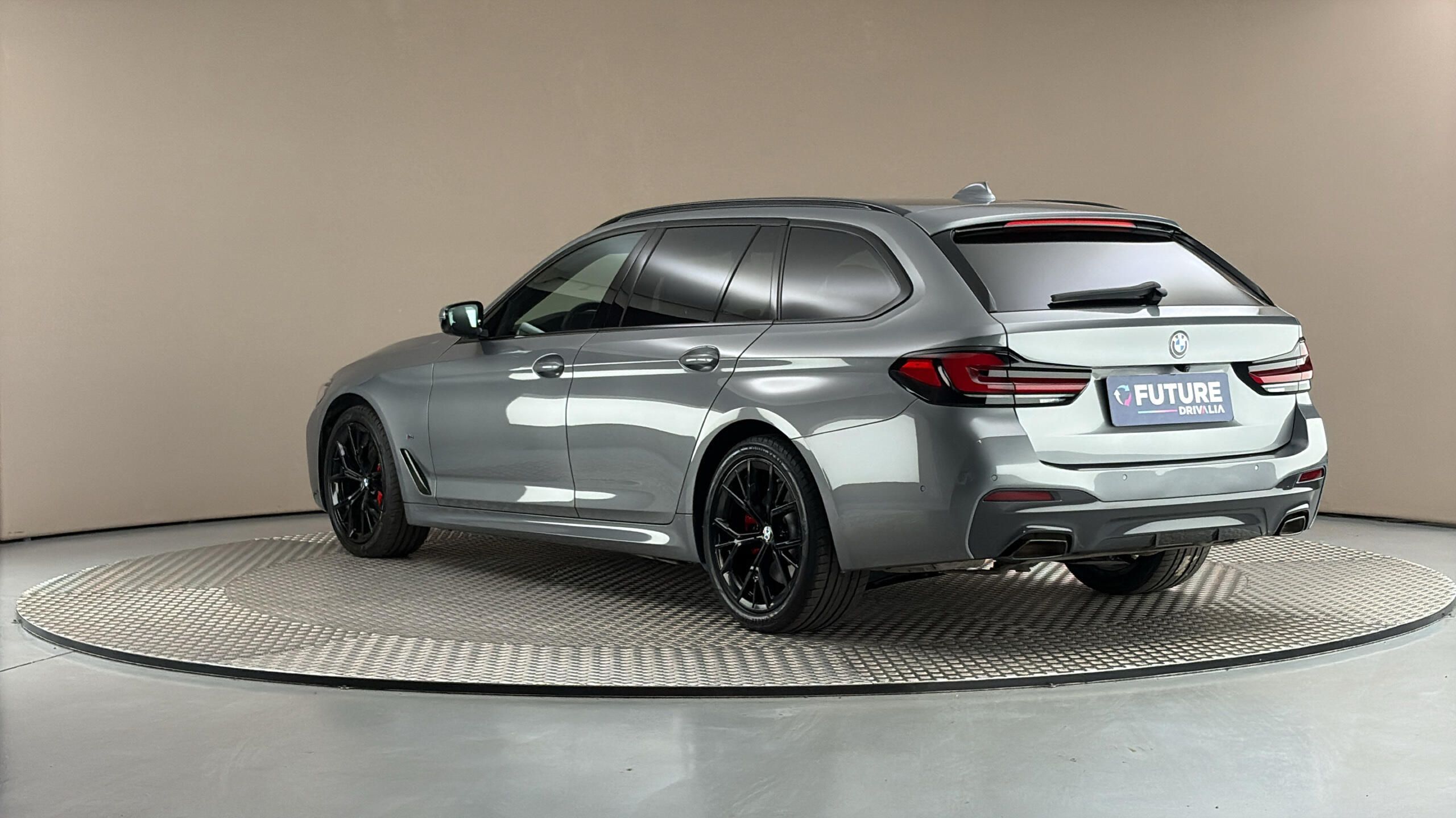 BMW Řada 5, 540i AUT xDrive M-paket Tourin - fotka 2