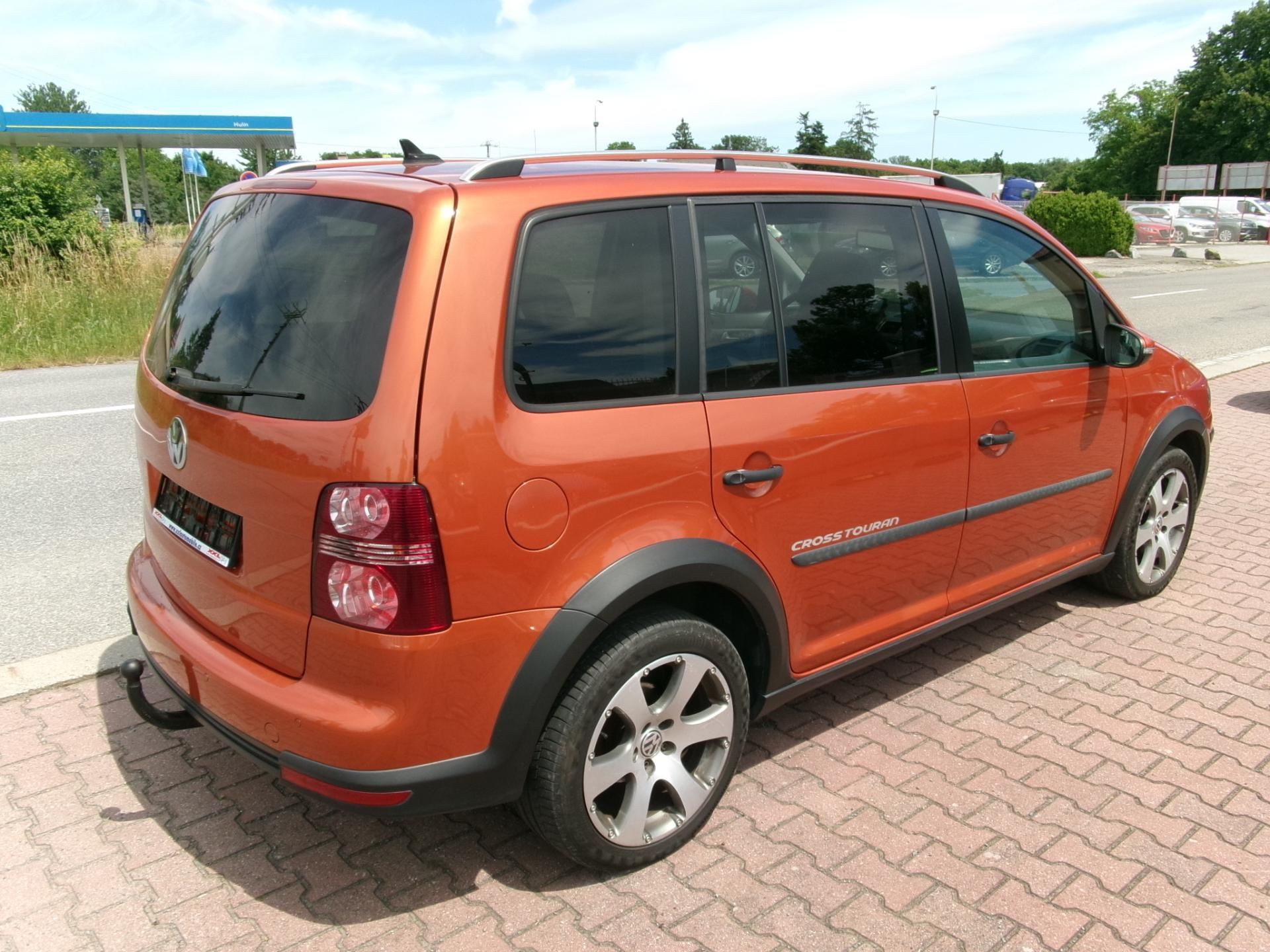 Volkswagen Touran, 2,0TDI CROSS DSG AC BT - fotka 4
