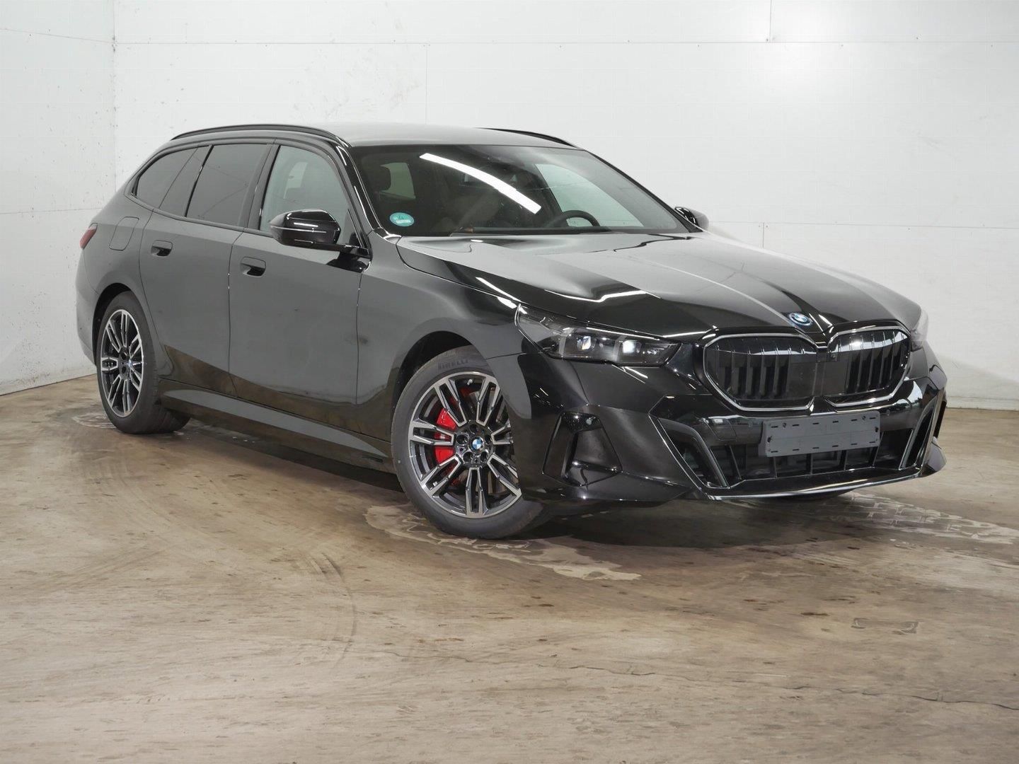 BMW Řada 5, 550e xDrive Touring M PRO - fotka 2