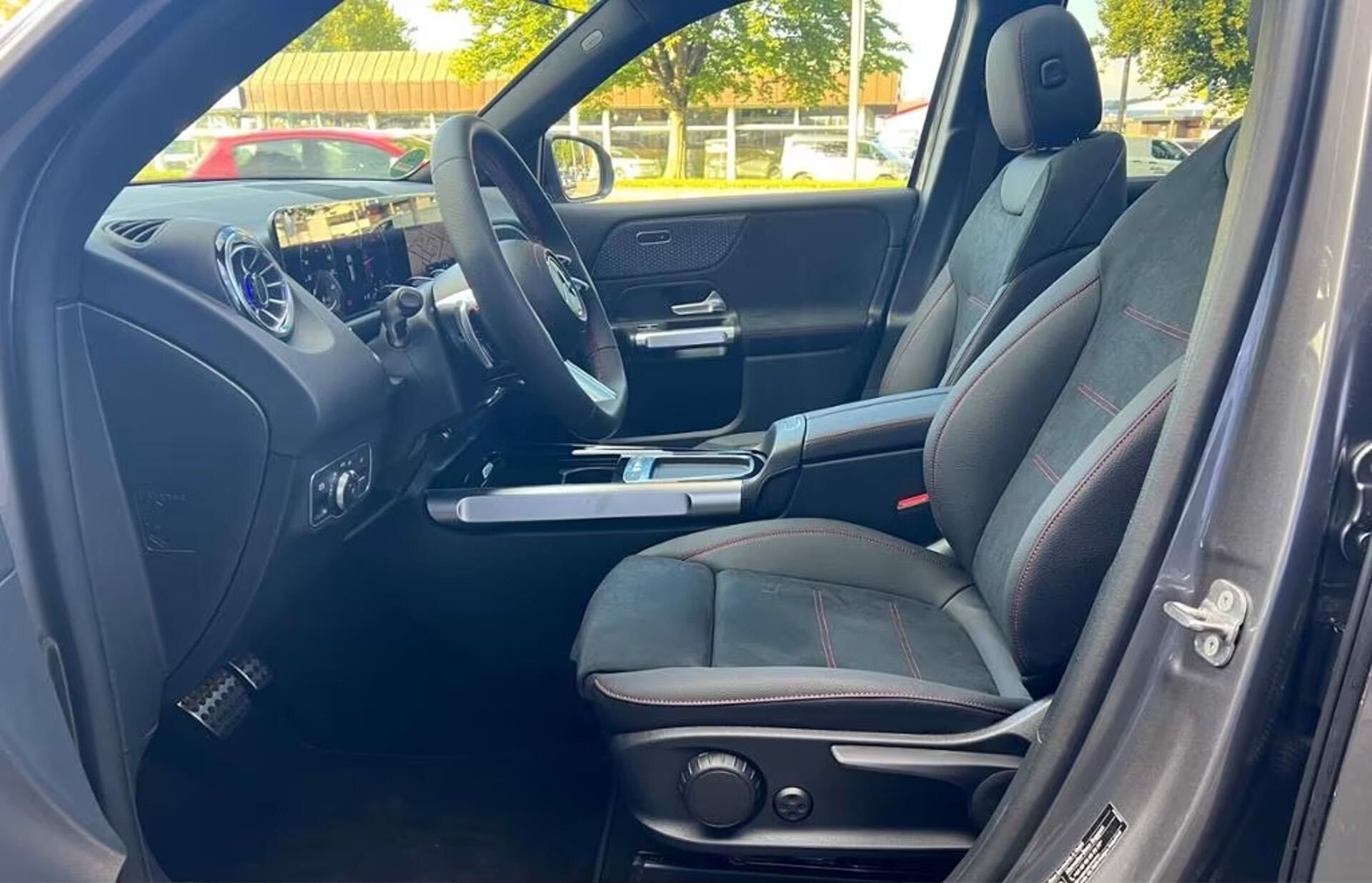 Mercedes-Benz GLB, 200d 4M AMG Pano 7 míst MULTIB - fotka 5