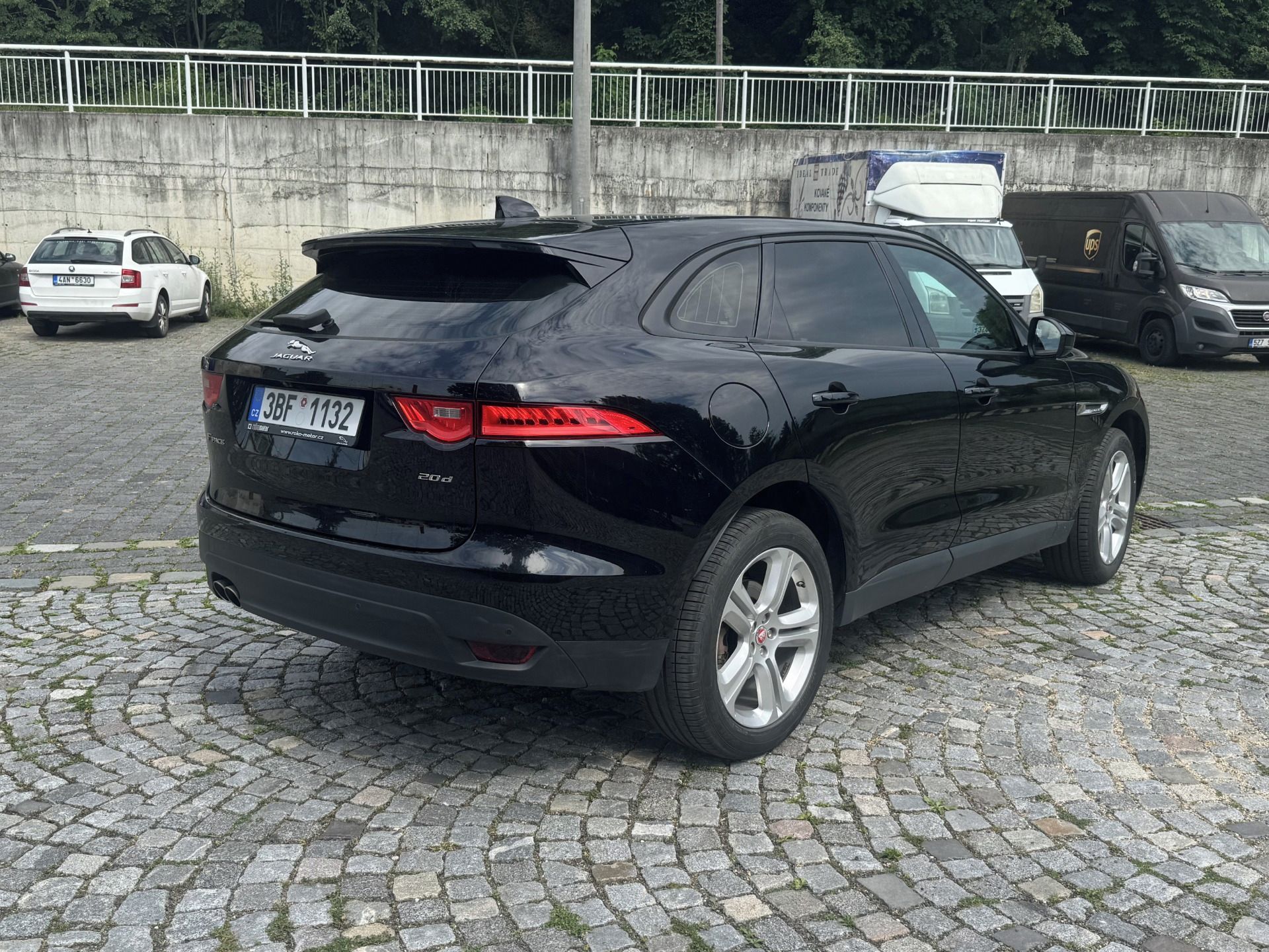 Jaguar F-Pace, 2.0D, 132 kW - fotka 5